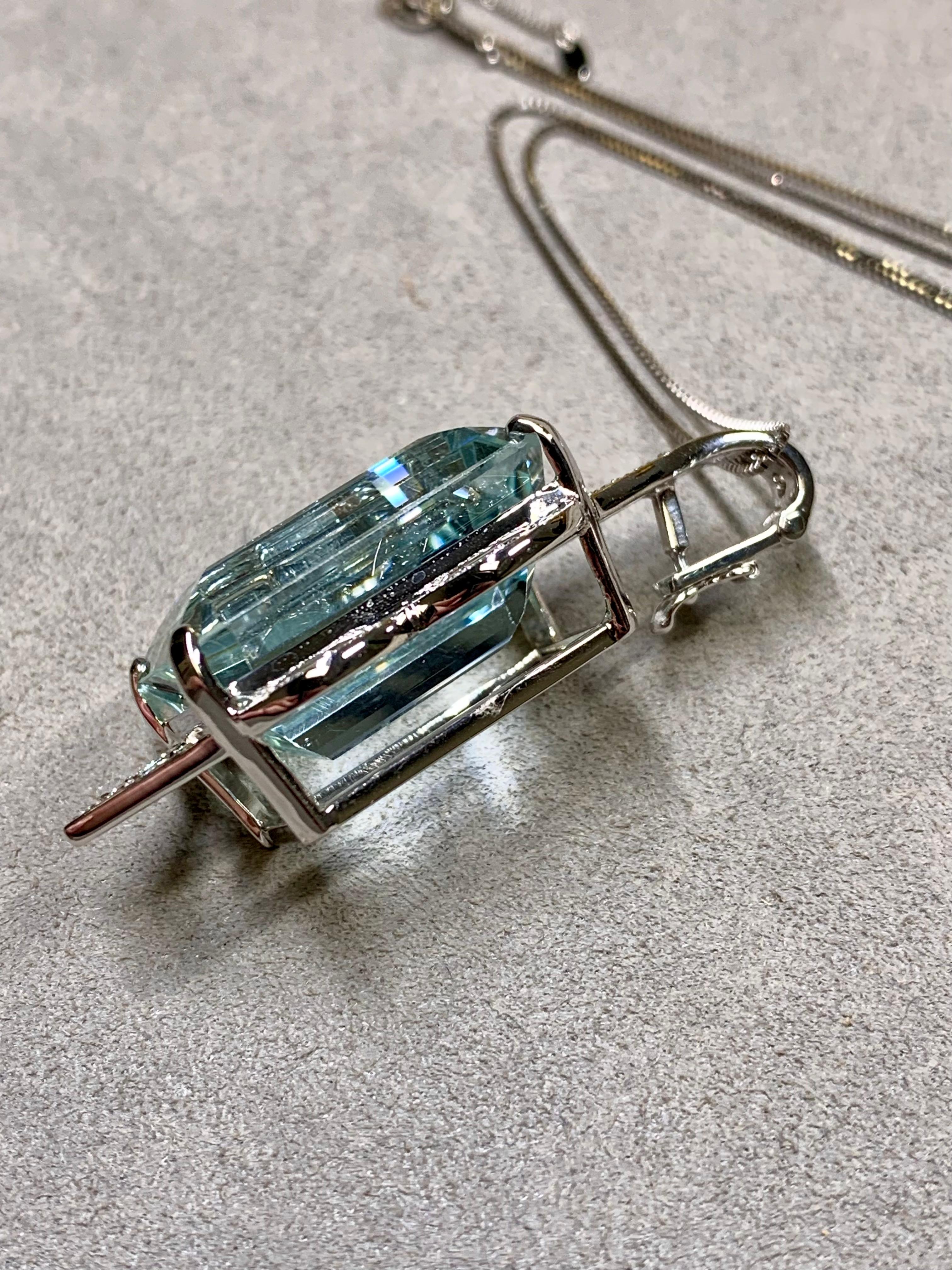 Anhänger-Anhänger aus 14 Karat Platin mit Aquamarin im Smaragdschliff und Diamant 41 Karat im Zustand „Hervorragend“ im Angebot in Winter Springs, FL