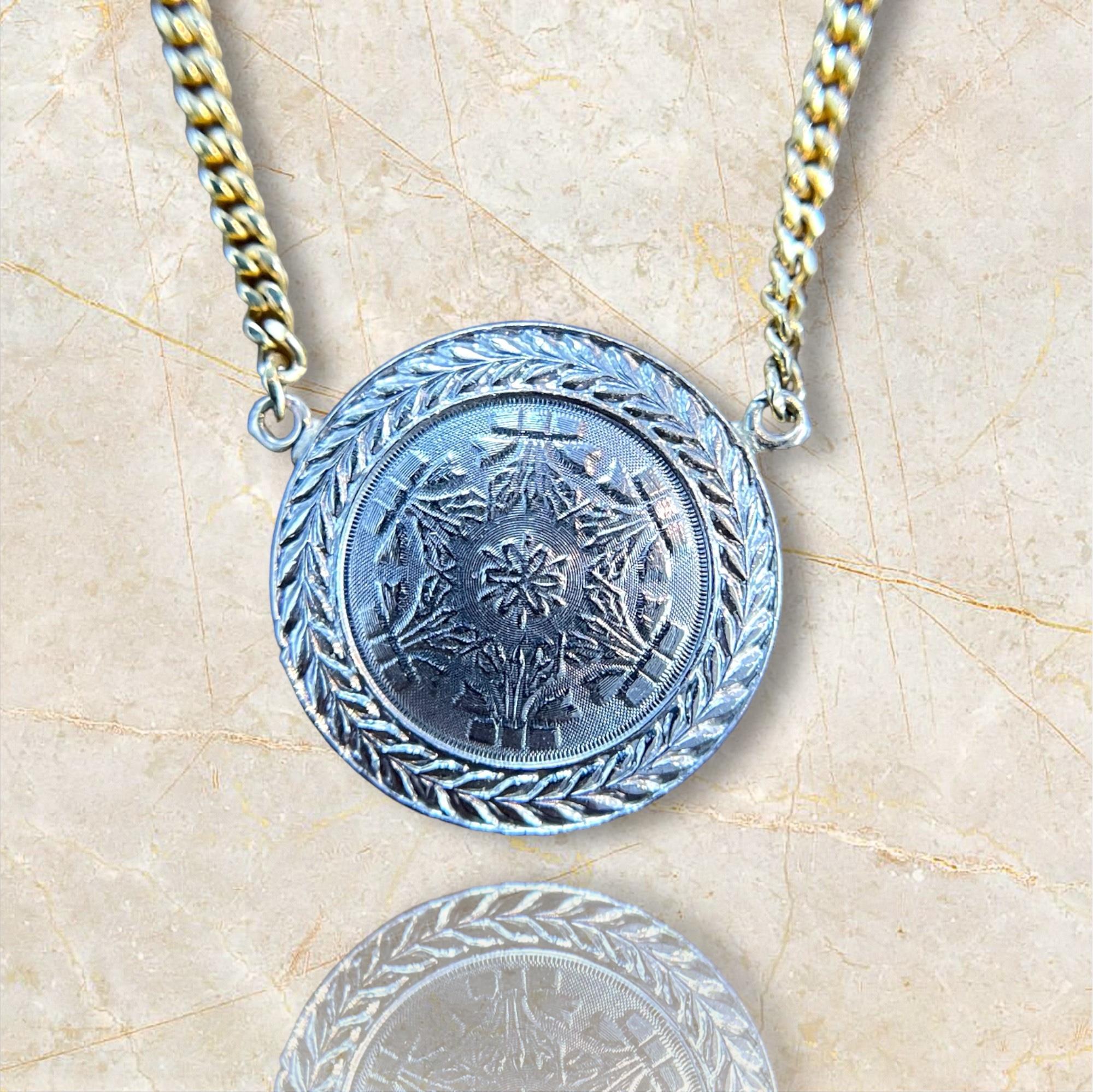 Descubre la elegancia atemporal con este collar vintage de círculo superior de platino de 14 quilates. Con un diseño circular clásico, esta exquisita pieza muestra la sofisticación del platino combinada con el cálido tono del oro de 14 quilates.