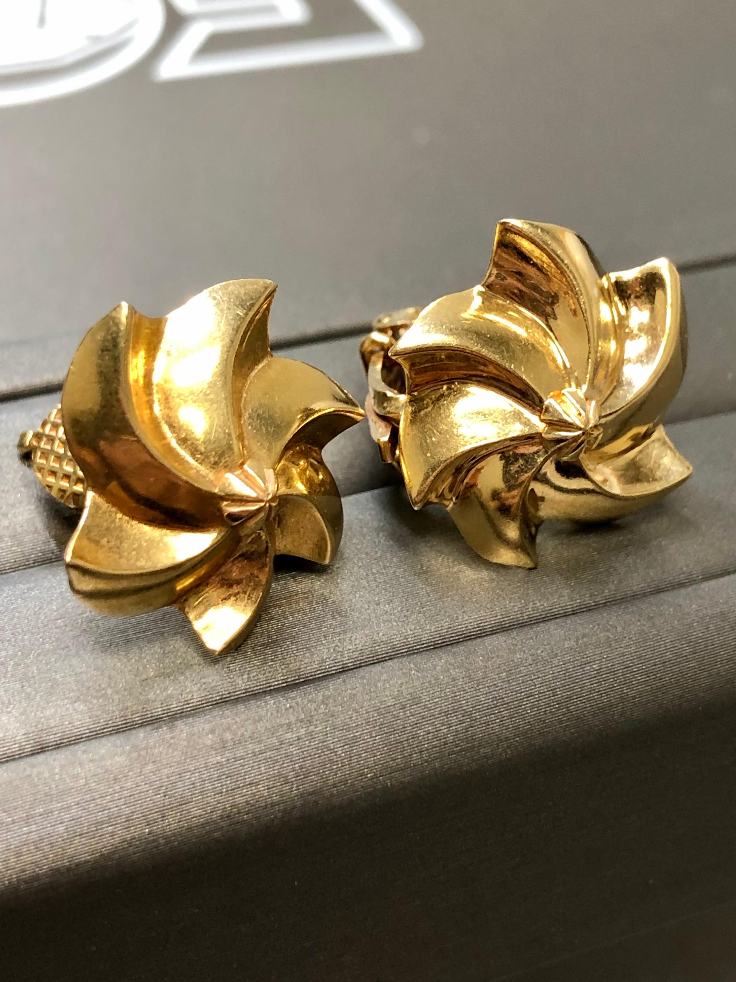 
Original 1950’s Raymond Yard earrings done in 14K yellow gold. There is really not much to say… Yard pieces speak for themselves. Light and wearable… and Raymond Yard!


Dimensions/Weight:

.80” in diameter and they weigh 6dwt.


Condition:

No
