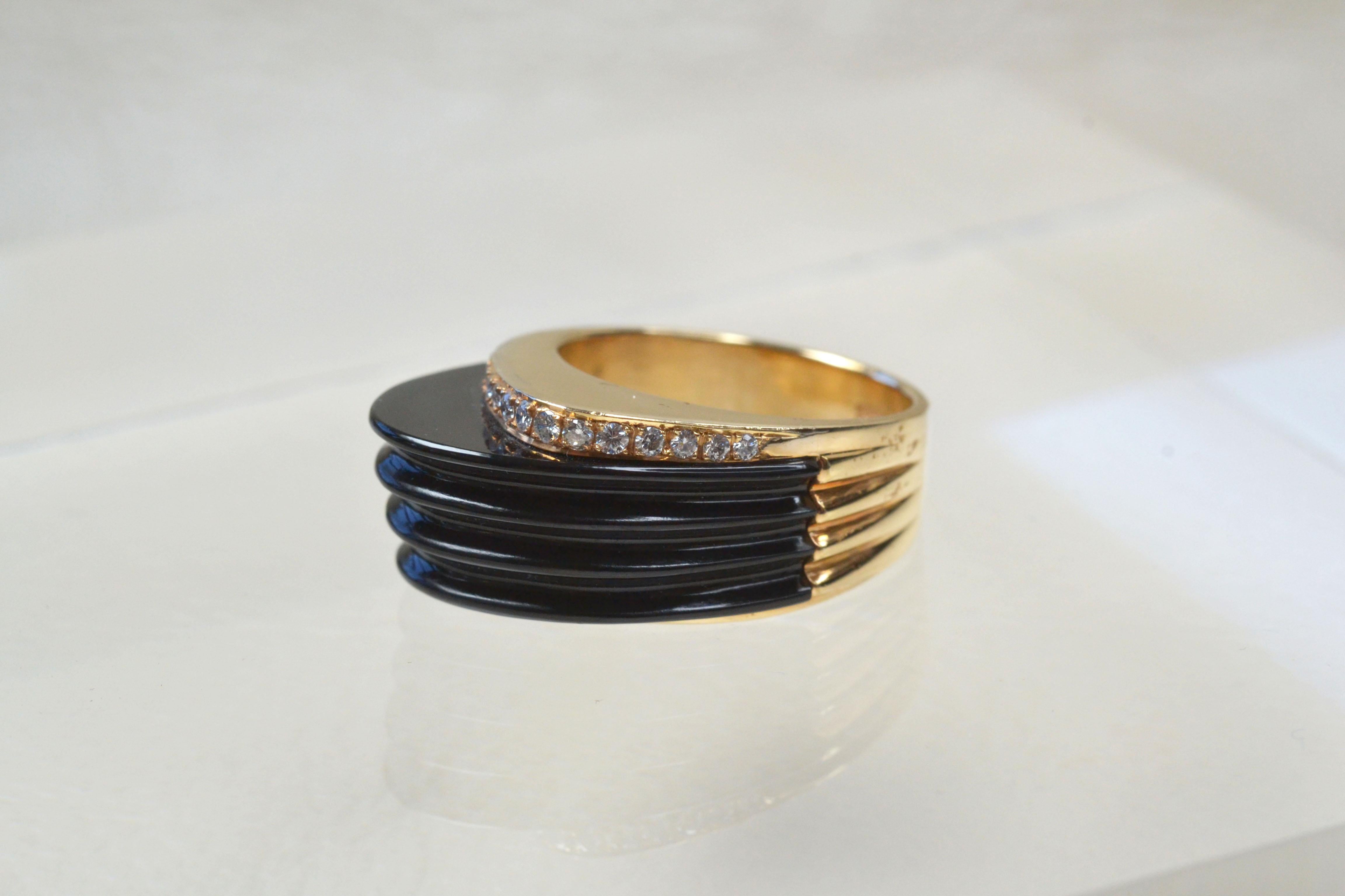 Vintage 14k Ridged Onyx Ring mit Diamanten One-of-a-kind

Dieser 14-karätige Goldring aus den 1980er Jahren ist ein wunderbares Schmuckstück. Der tiefschwarze Onyx und die diamantenen Akzente sind schillernd und dennoch tragbar und dieser Ring passt