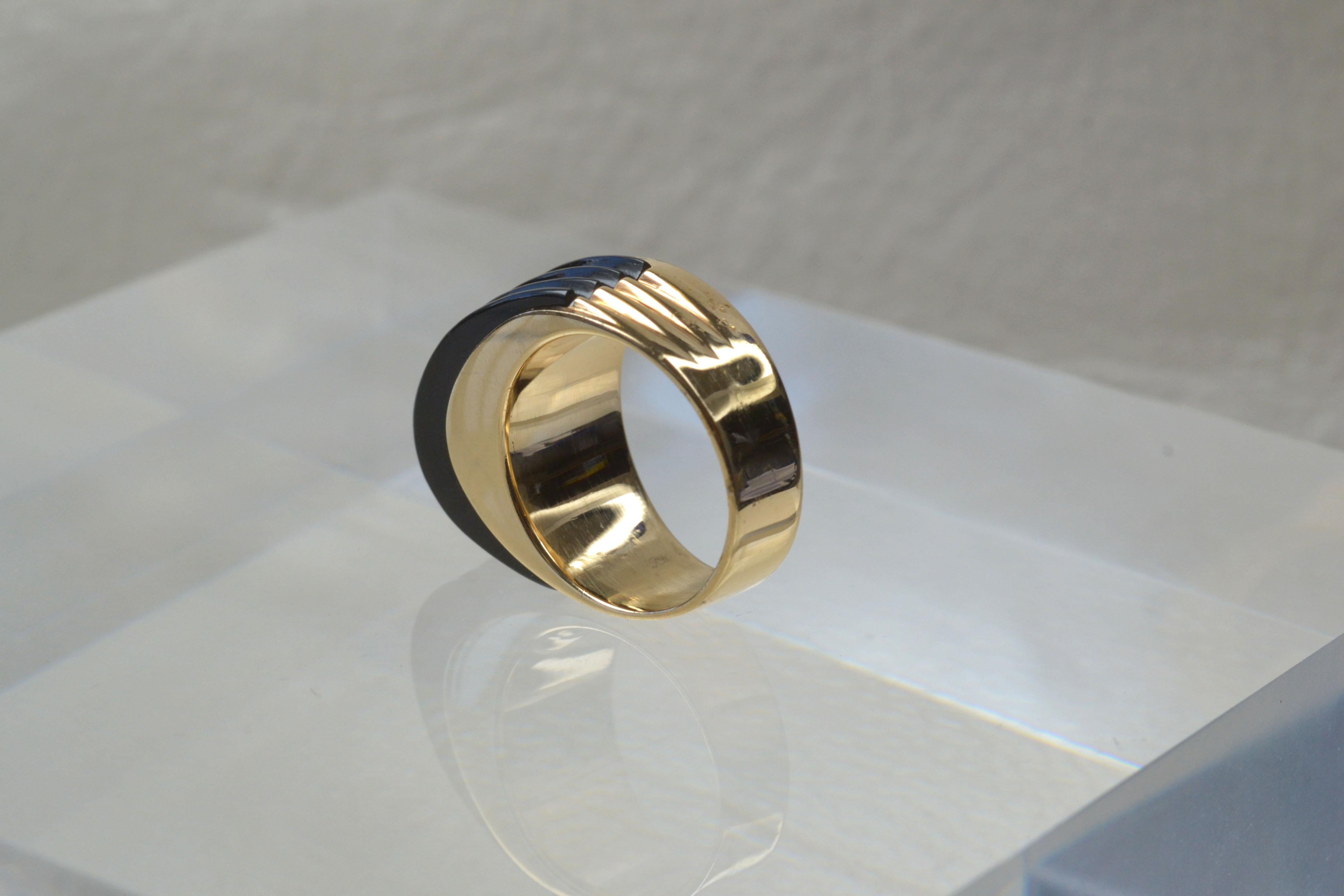 Vintage 14k Ridged Onyx Ring with Diamonds One-of-a-kind In Good Condition For Sale In London, GB