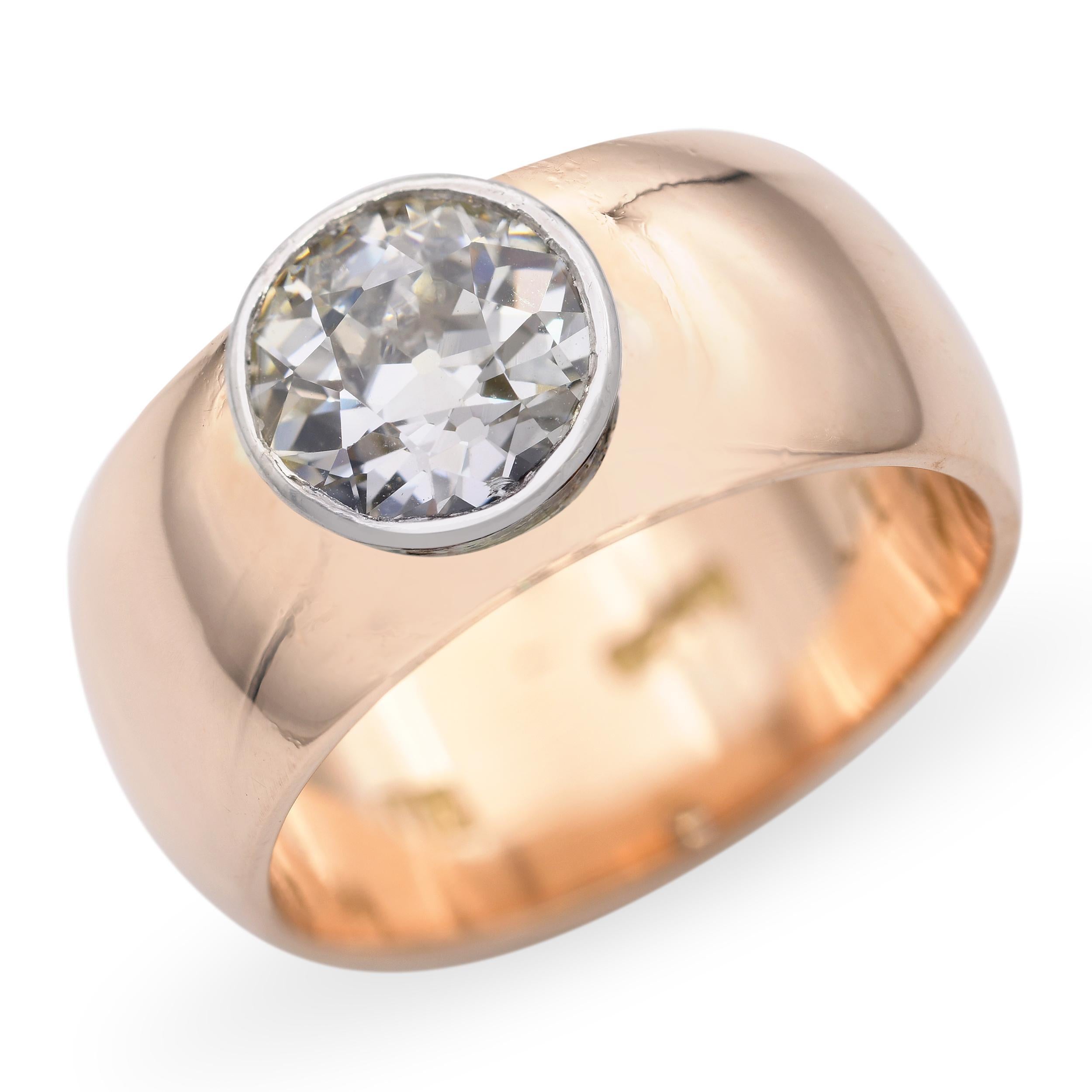Dieser kühne Vintage-Ring ist aus warmem 14-karätigem Roségold gefertigt und präsentiert einen runden Brillanten von 1,25 Karat, der sicher in einer Lünette gefasst ist. Der Diamant hat einen Durchmesser von ca. 7 mm und ist mit der Reinheitsklasse