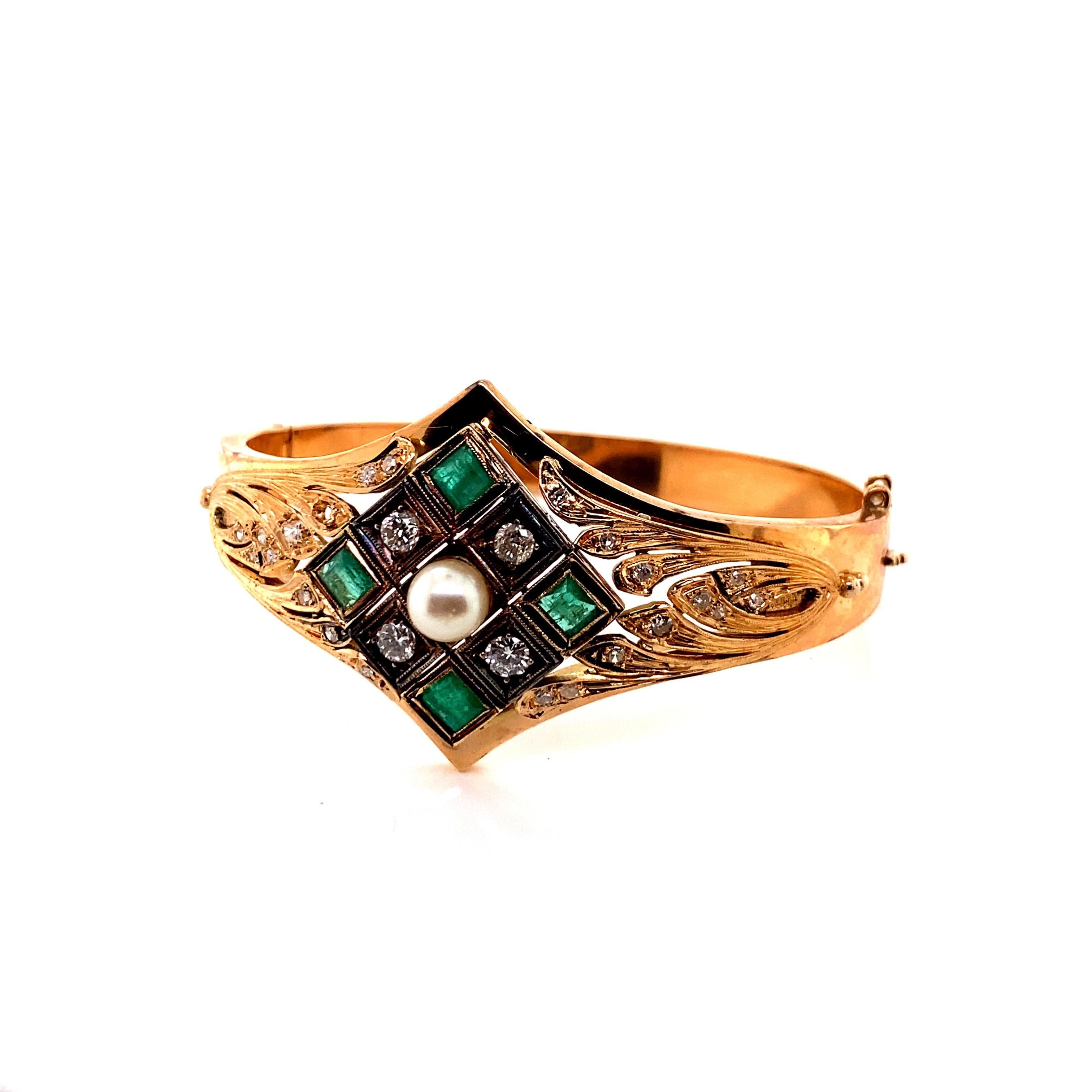 Taille émeraude Bracelet jonc vintage en or rose 14 carats avec émeraudes, diamants et perles en vente