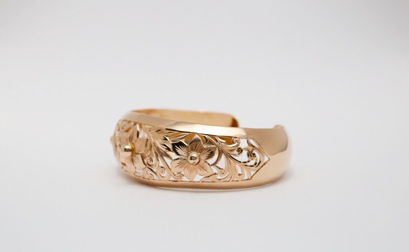 Eleva tu colección de accesorios con esta exquisita pulsera floral con puño de oro rosa de 14 quilates. Con un sofisticado diseño floral, equilibra la elegancia con un estilo clásico. El diseño del brazalete garantiza un ajuste cómodo y fácil de