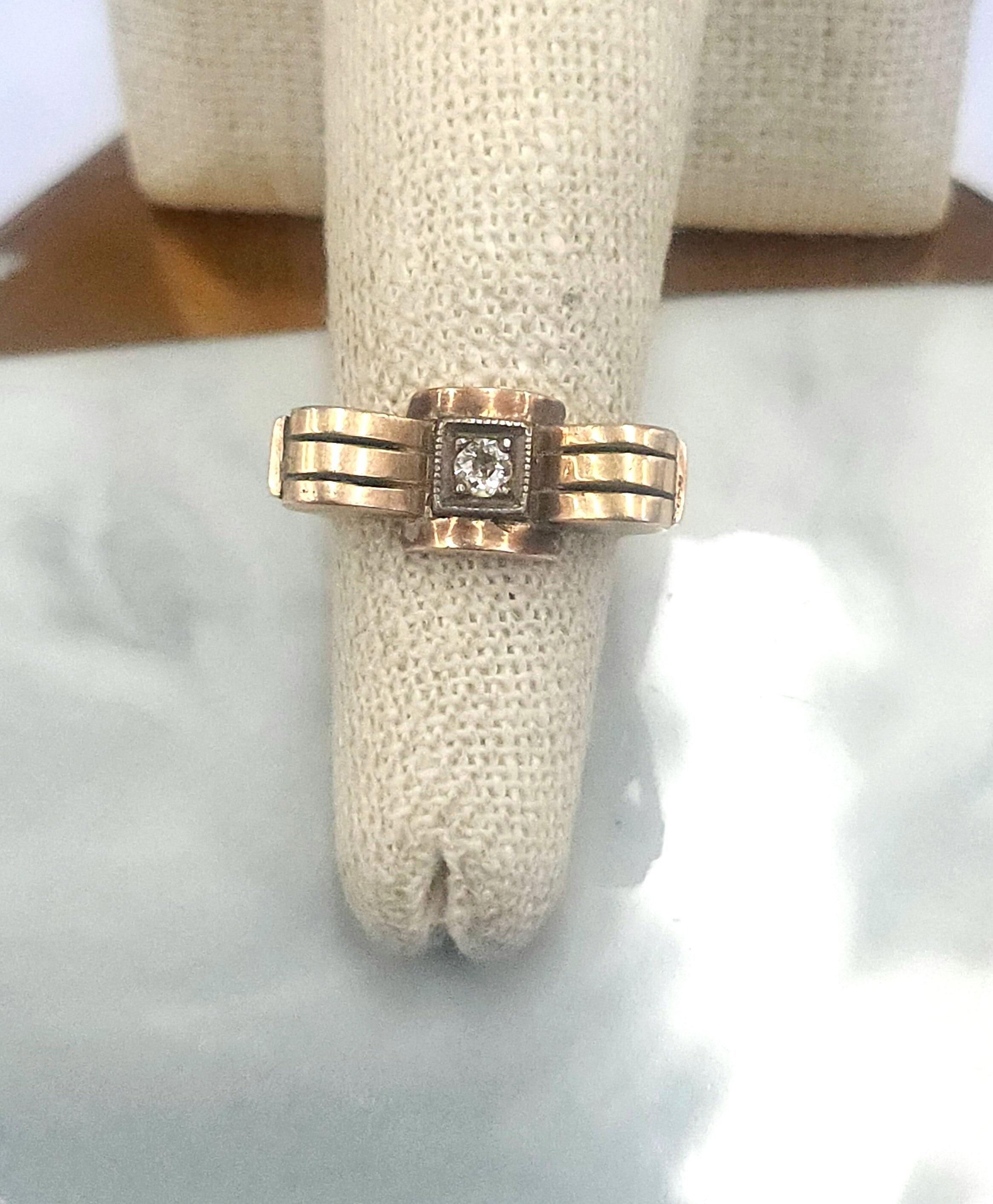 Questo anello vintage retrò a 14 carati degli anni '40 

Il vecchio diamante tagliato in miniera è originale e ha un po' di...
un graffio sulla superficie, ma non avrà alcun effetto su
sulla sicurezza della pietra.
H. I. SI2
Il diamante è