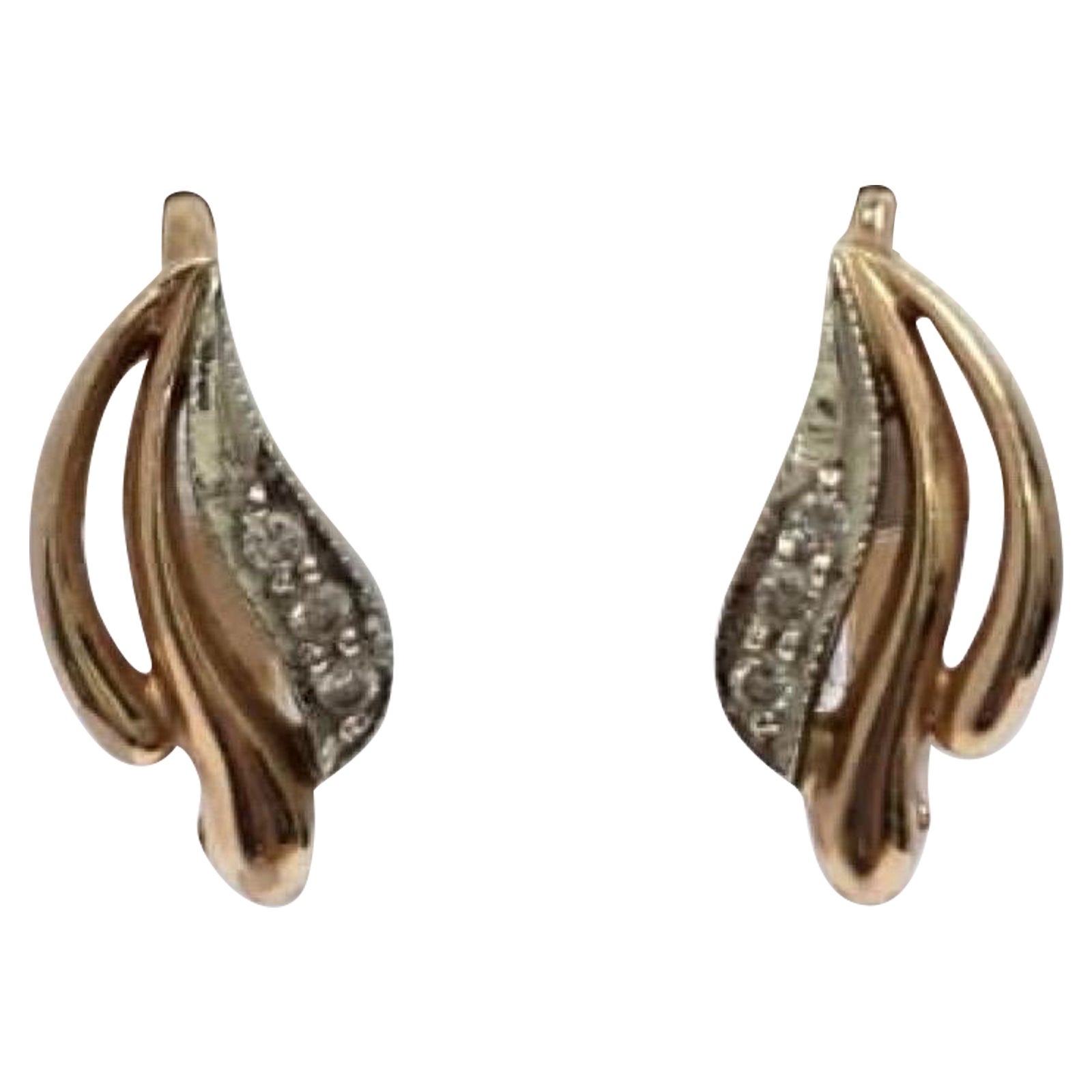 Boucles d
oreilles vintage en or rose 14K avec ruban de diamants et tourbillons