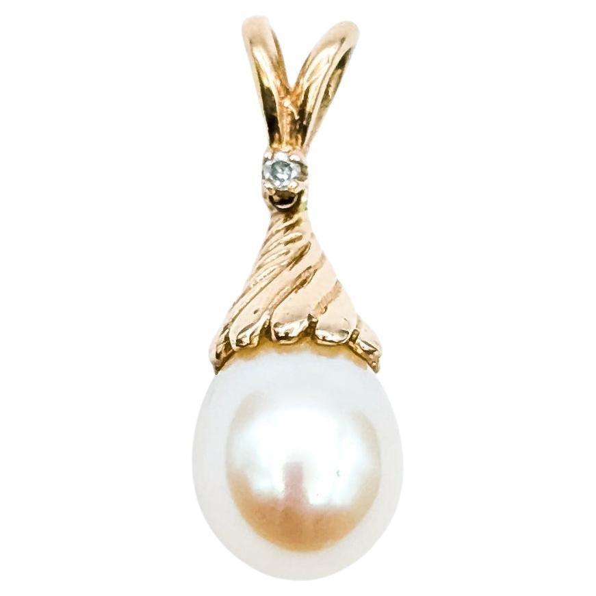 Ciondolo a goccia in oro rosa 14k vintage con perla bianca da 9 mm e accenti di diamanti