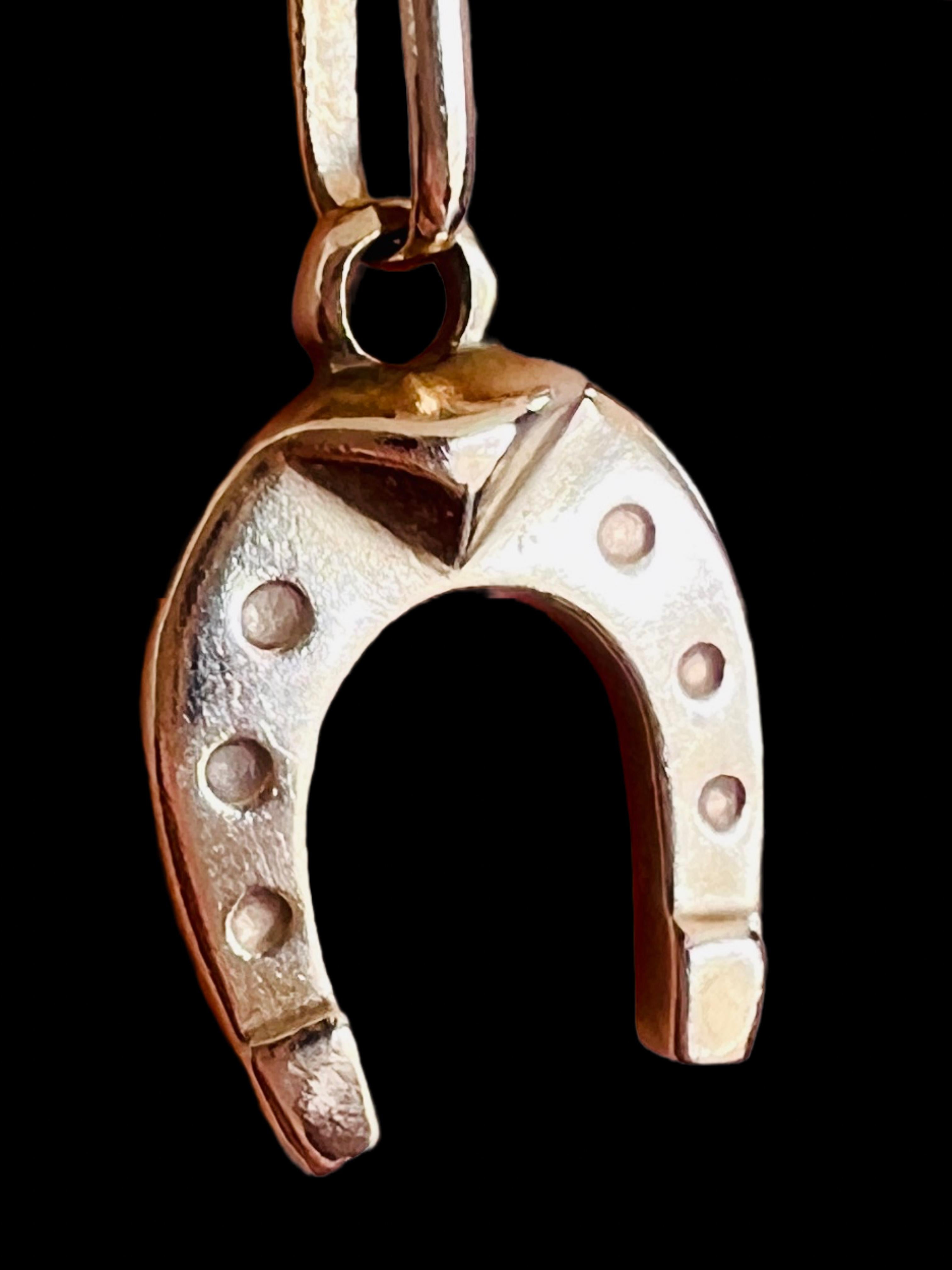 Lovely vintage 14k 583 or rose pendentif charme équestre fer à cheval. 

Poids : 0,8 gramme.
Taille : 3/4