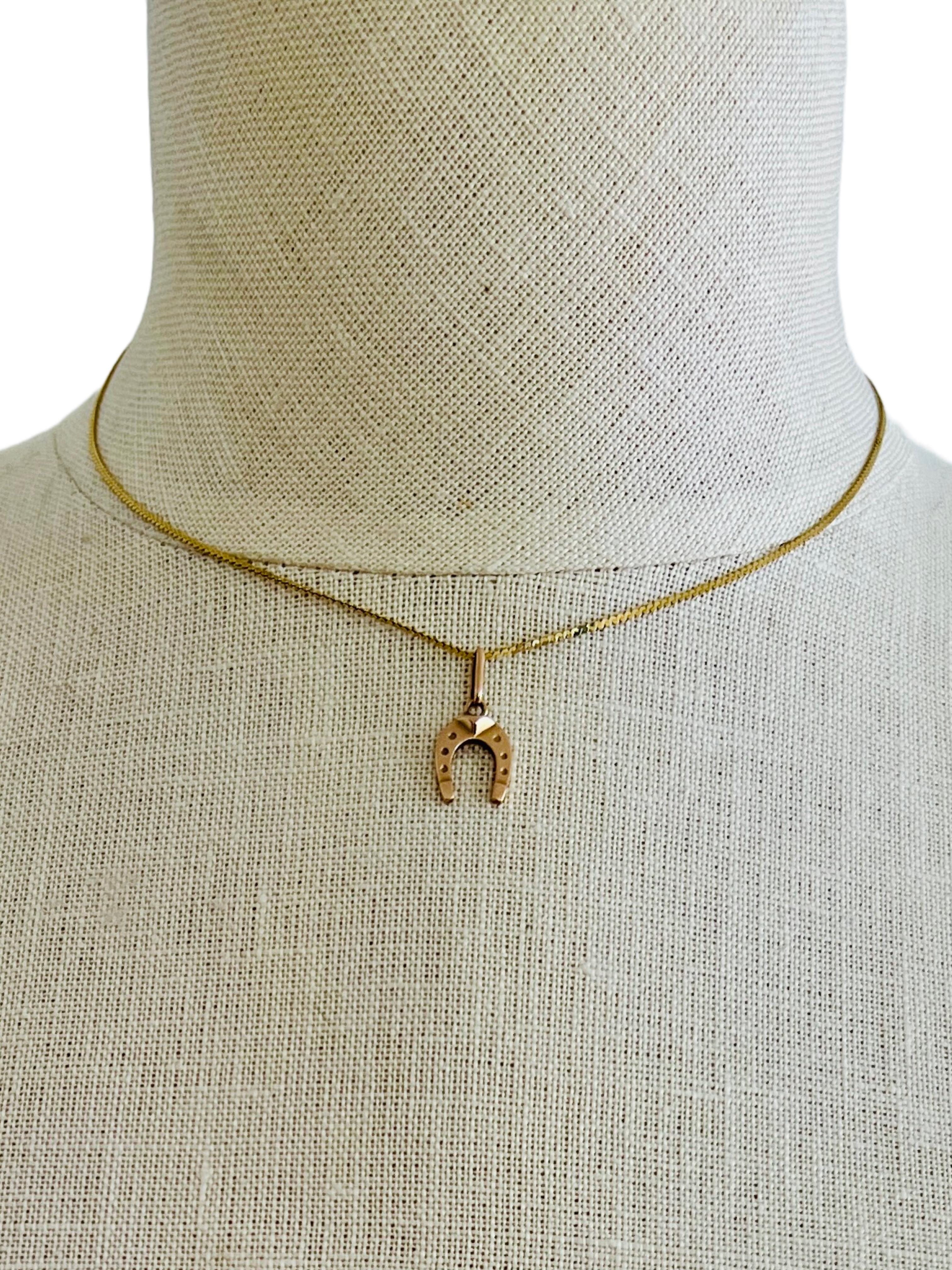 Vintage 14k Rose Gold Horseshoe Charm Necklace Pendentif en vente 2