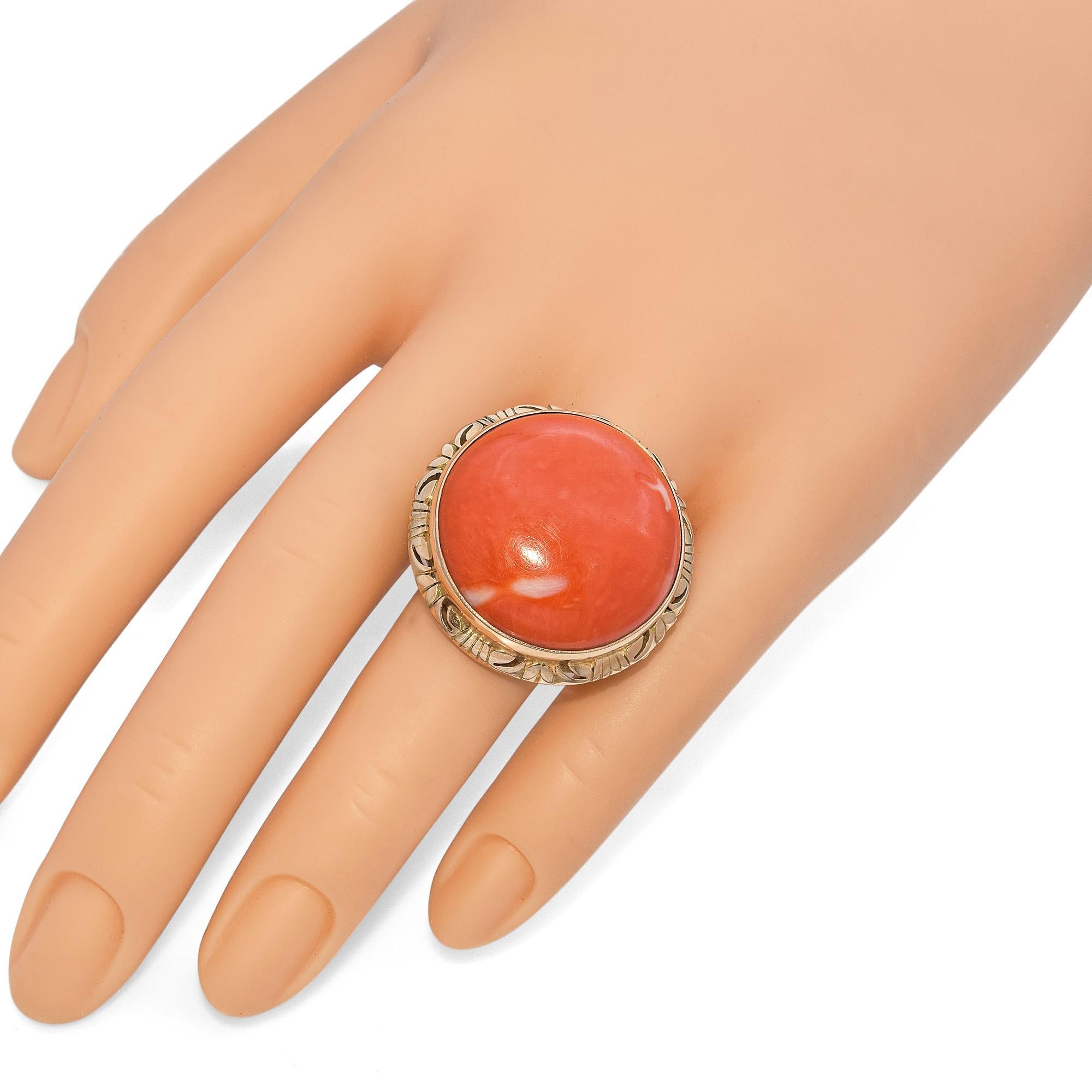 Ein mutiges Statement in Farbe und Form. Dieser auffällige Cocktailring besticht durch einen roten Jumbo-Korallen-Cabochon, dessen glatte Oberfläche und satter Farbton die Blicke auf sich zieht.
Die Koralle wird elegant von einer detaillierten