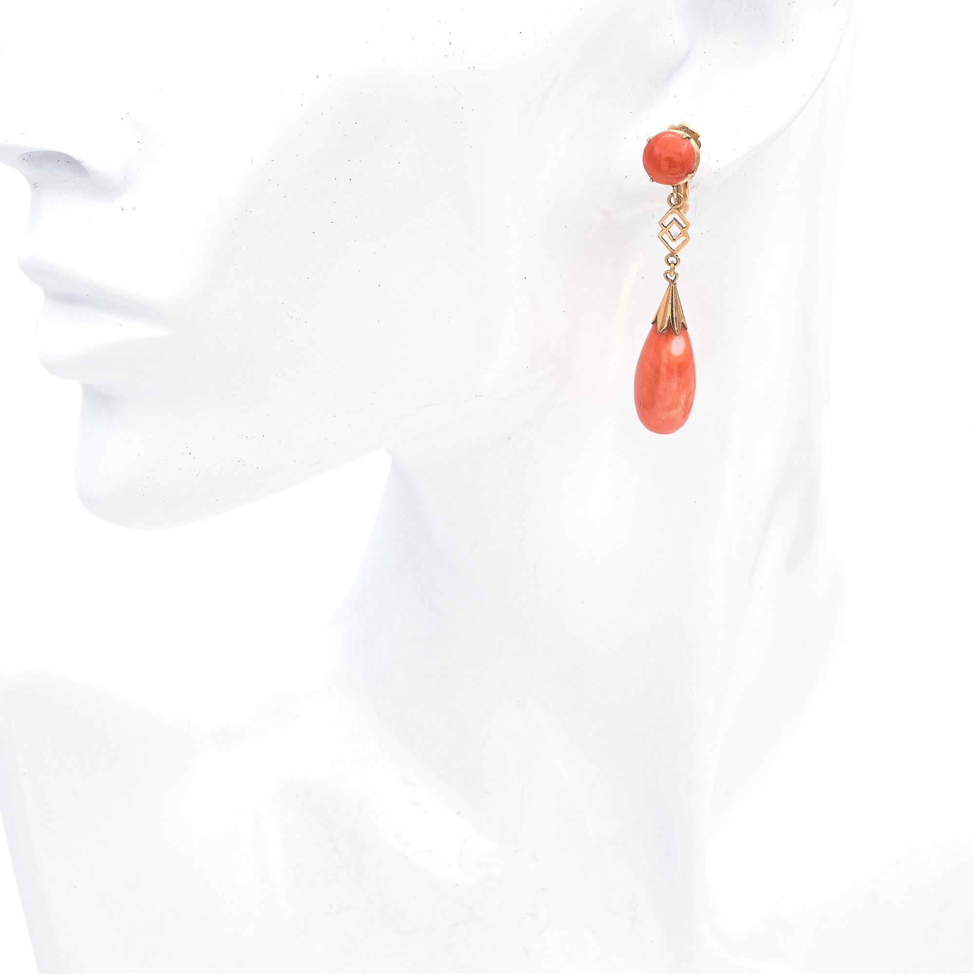Mit diesen atemberaubenden Ohrringen aus 14-karätigem Roségold mit leuchtend orangefarbenen Korallensteinen verleihen Sie Ihrem Stil einen besonderen Touch.
Das tropfenförmige Design der Koralle verleiht ihnen einen Hauch von Eleganz und macht sie