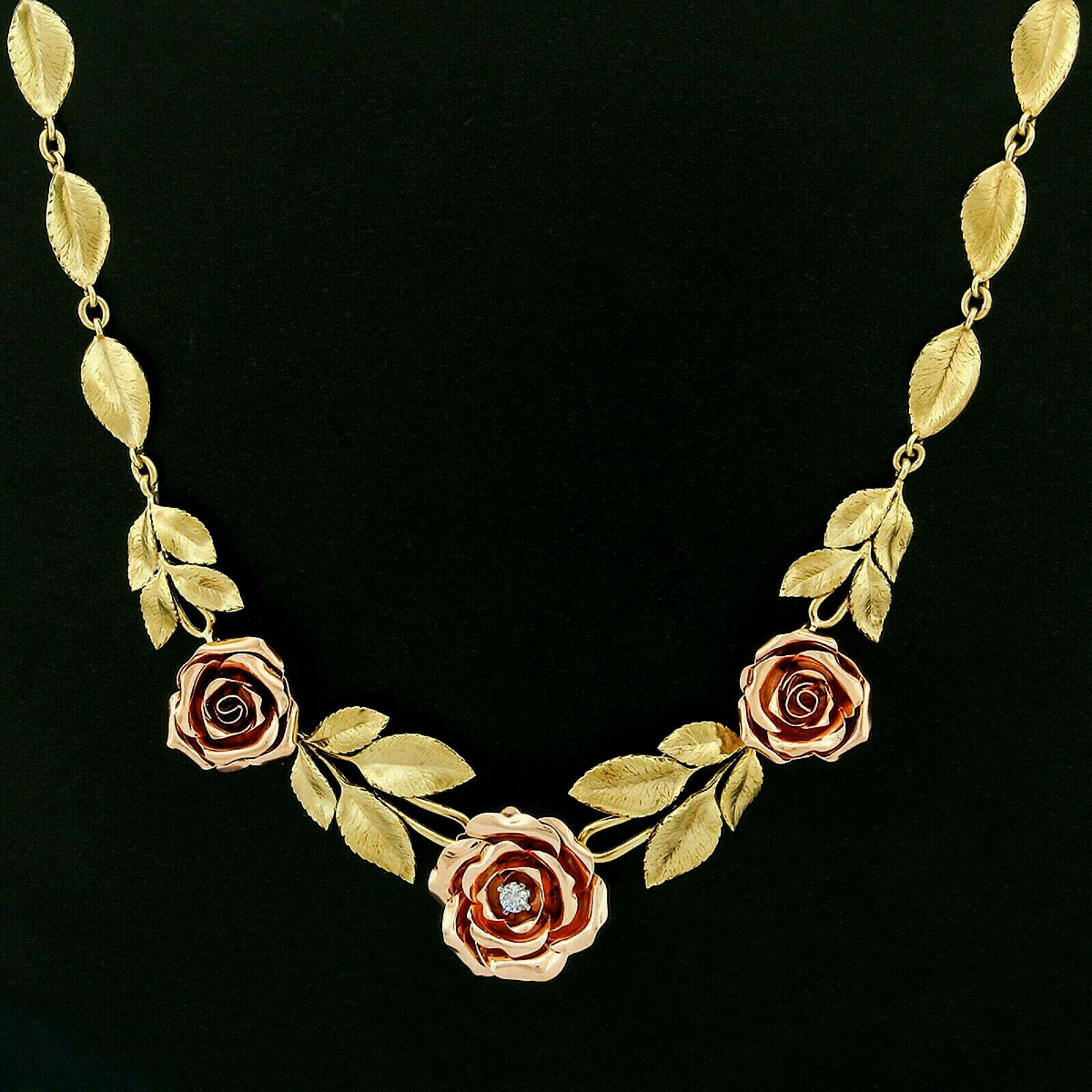 Diese außergewöhnliche Collier-Halskette ist sehr fein aus massivem 14-karätigem Rosé- und Grüngold gefertigt. Die Halskette ist unglaublich detailliert mit perfekt strukturierten Blattgliedern:: die realistische Venationsmuster mit sanften und