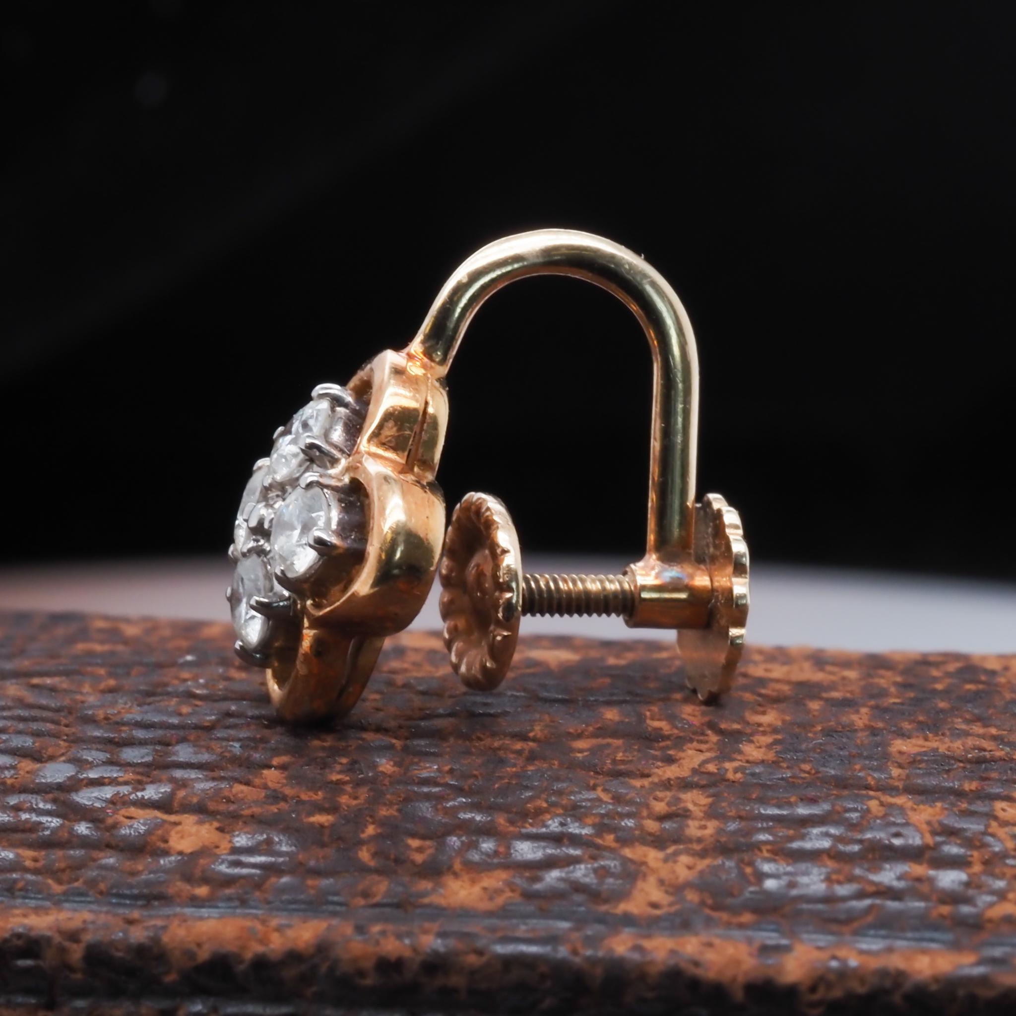 14k runder Brillant-Diamant-Cluster-Ohrringe mit Schraubenverschluss (Rundschliff) im Angebot