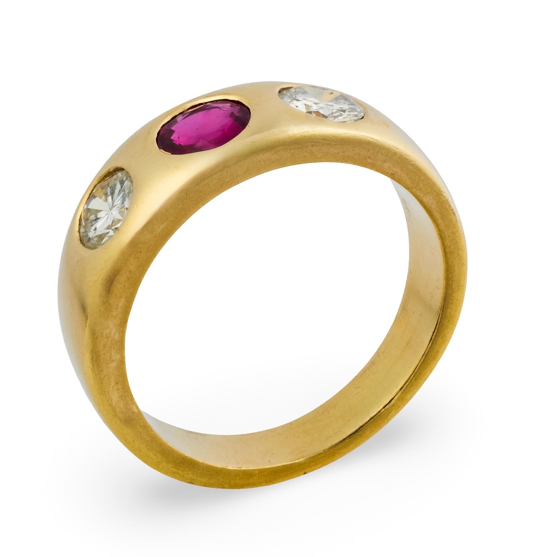 Taille ronde Vintage 14k Ruby & Diamond Flush Mount Ring (bague à monture affleurante) en vente