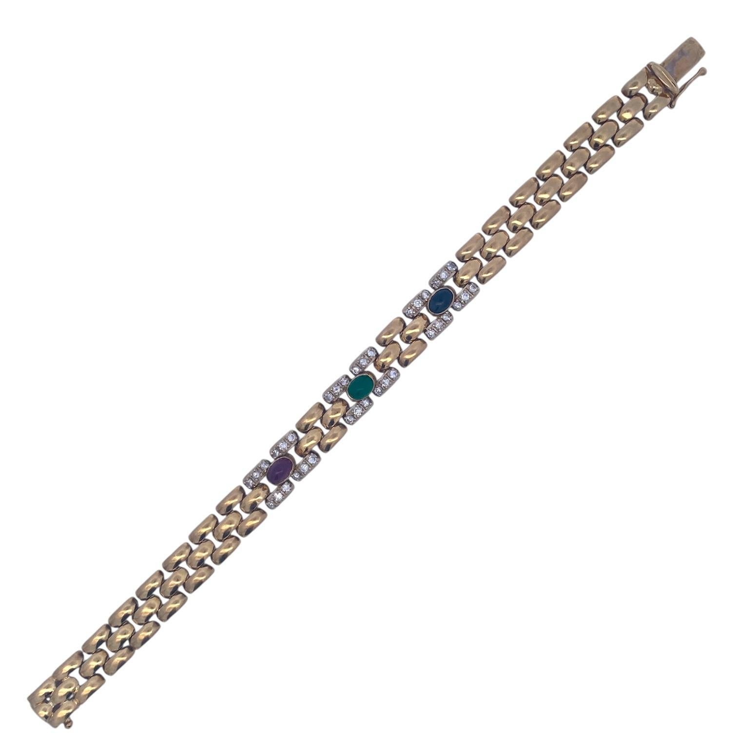 Bracciale a maglie in oro giallo 14K con un trio di pietre tagliate a cabochon: smeraldo, rubino e zaffiro. Ogni pietra è affiancata da diamanti bianchi a taglio brillante incastonati nell'oro bianco, che ne esaltano la brillantezza. Chiusura con