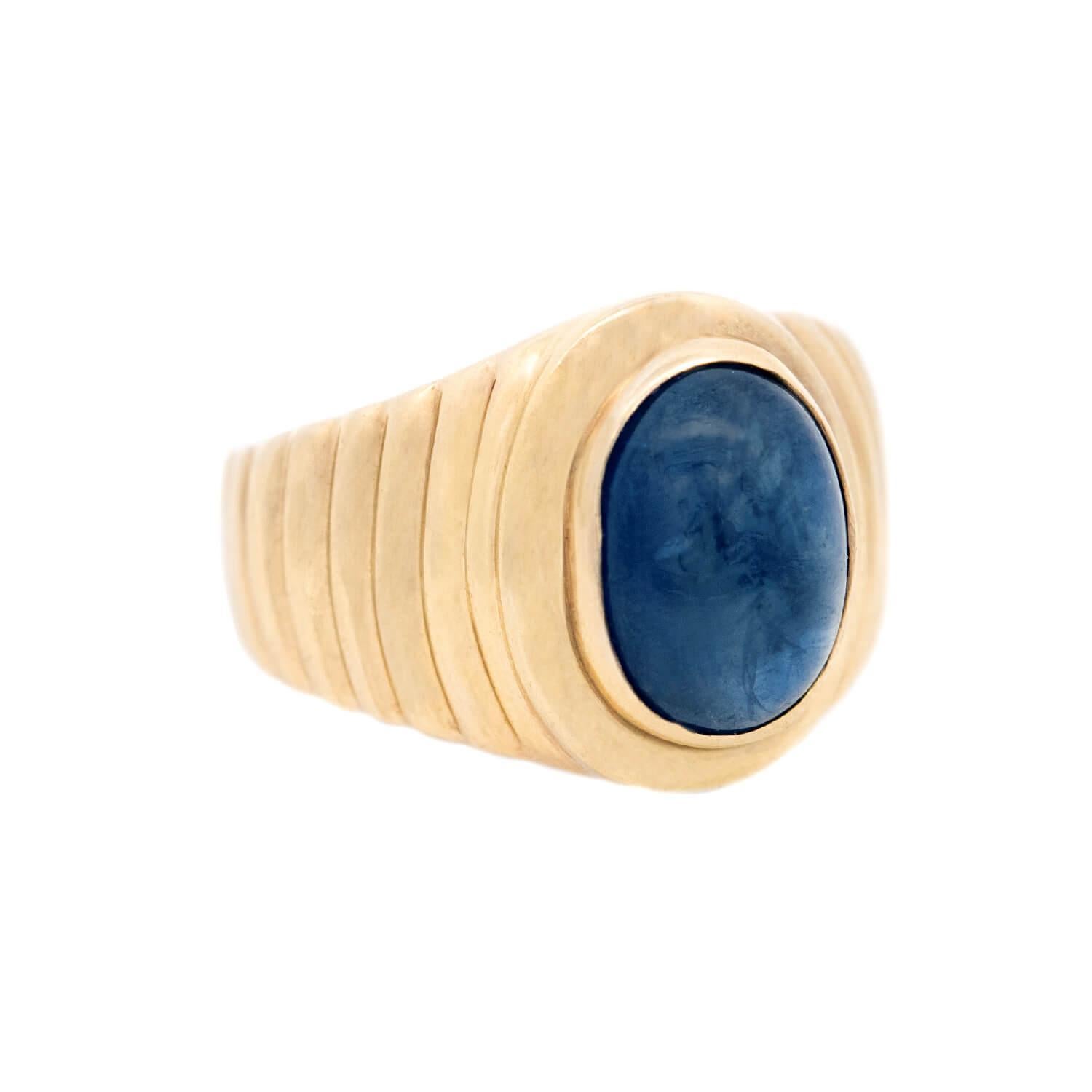 Une magnifique bague en saphir étoilé de l'époque vintage (ca1960) ! Cette magnifique bague est ornée d'un grand saphir cabochon en forme d'étoile qui est maintenu dans une monture à chaton ouvert. Réalisée en or jaune 14k, la bague présente un