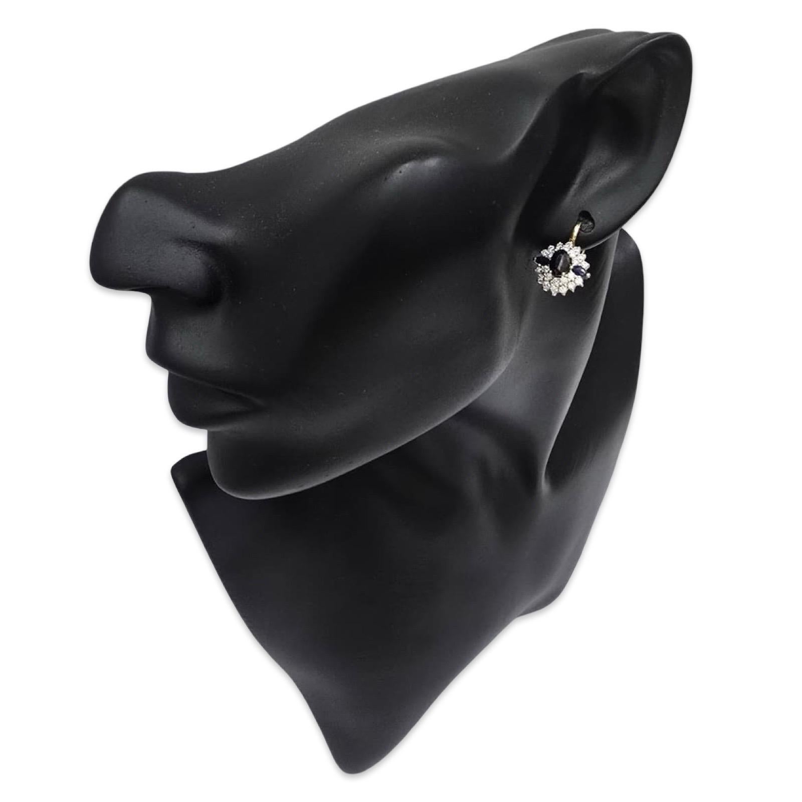 Diese zeitlosen und raffinierten Vintage-Ohrringe mit Saphiren und Diamanten bestehen aus insgesamt ca. 1,52 Karat edler Edelsteine. Die Saphire in der Mitte wiegen insgesamt etwa 0,80 Karat, darunter tiefblaue ovale Zentren mit den Maßen 6,15 ×