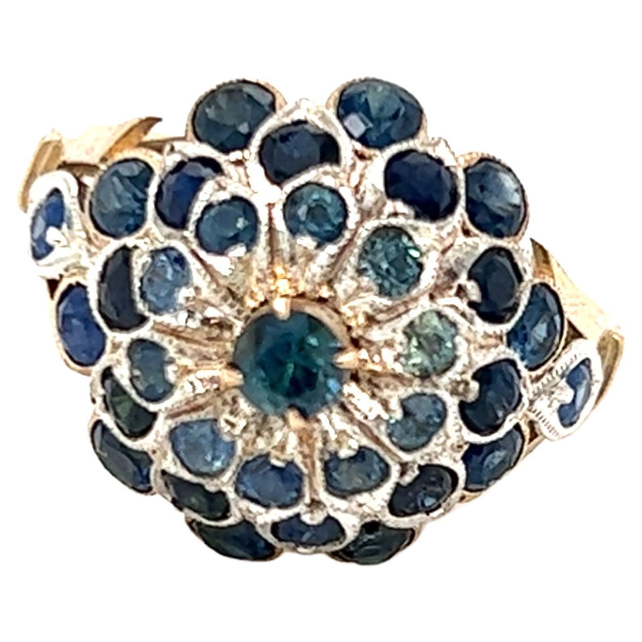 Ein (1) 14kt Weiß- und Gelbgold ombre' blauer Saphir Ring mit einem (1) 3,1mm runder Saphir, zwölf (12) 2,0mm runde Saphire, zehn (10) 2,5mm runde Saphire und zehn (10) 2,6mm runde Saphire, mit Steinen mit einem Gesamtgewicht von ca. 2,53 Karat