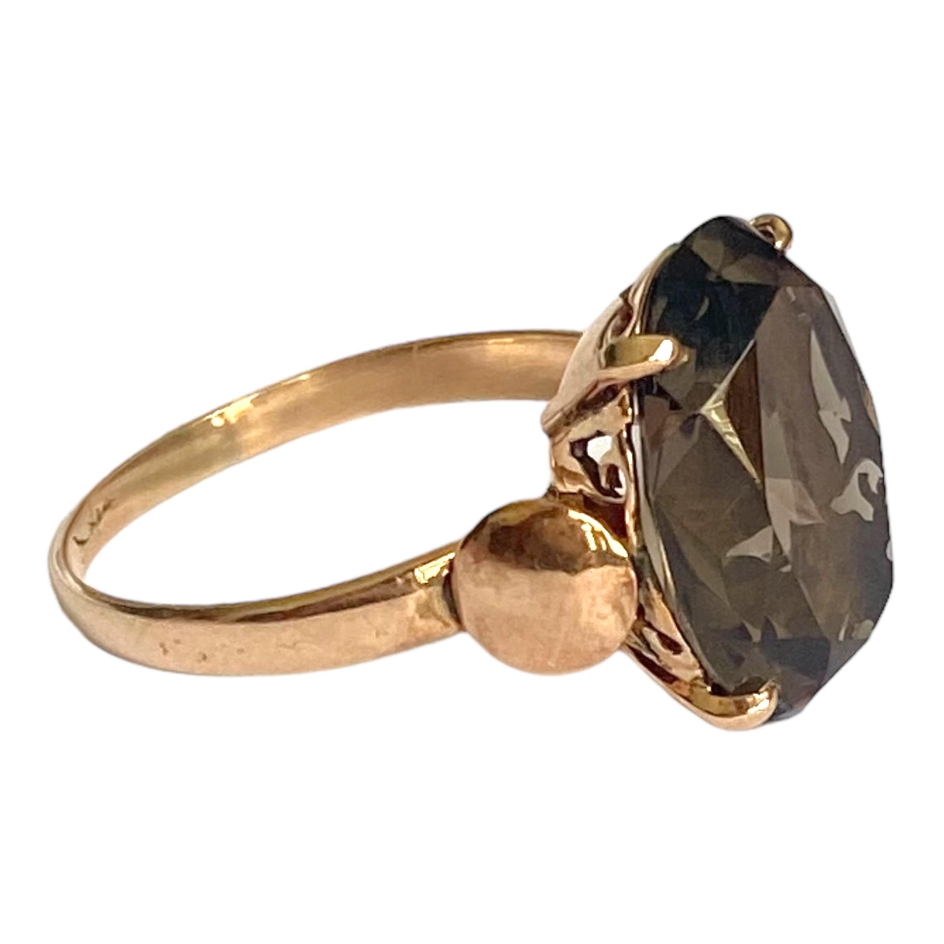Crafted in 14K two-tone gold, the ring features an oval cut smoky quartz solitaire set in a rose gold basket, accented by yellow gold discs on each side, supported by a yellow gold band.
1 smoky quartz: 6.5ct.
Measurements: 
Front: 16.3 mm H x 12.1