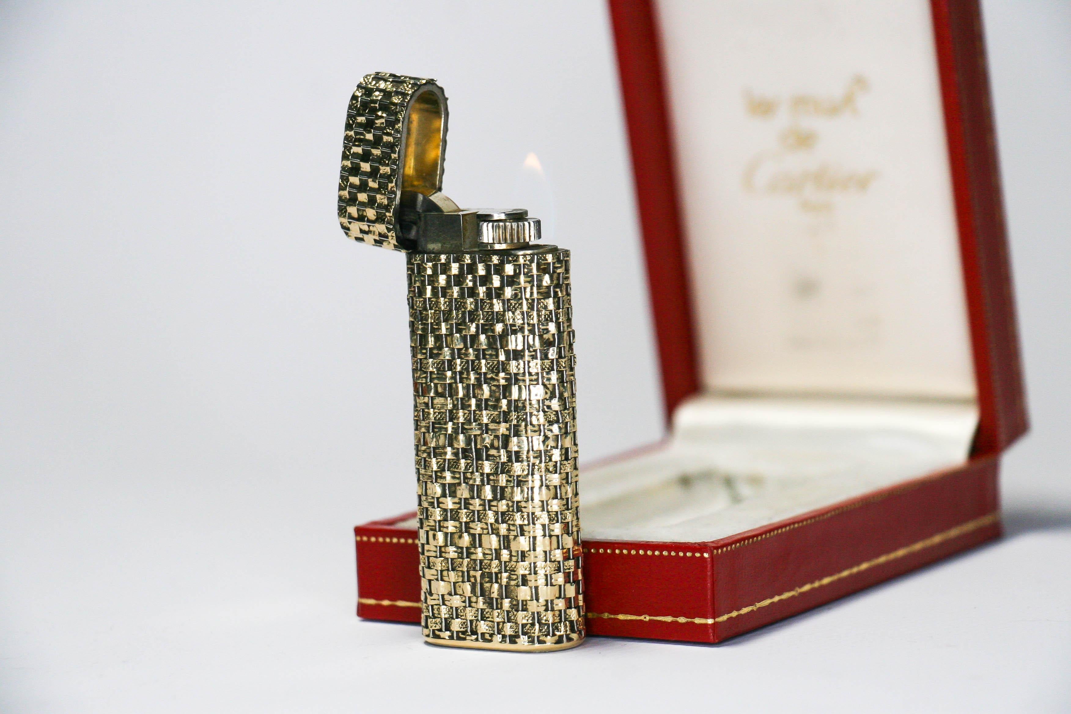 Vintage 14K Solid Gold Sleeved Cartier Les Must lighter Complete In Box 1970s In Fair Condition In DELFT, NL