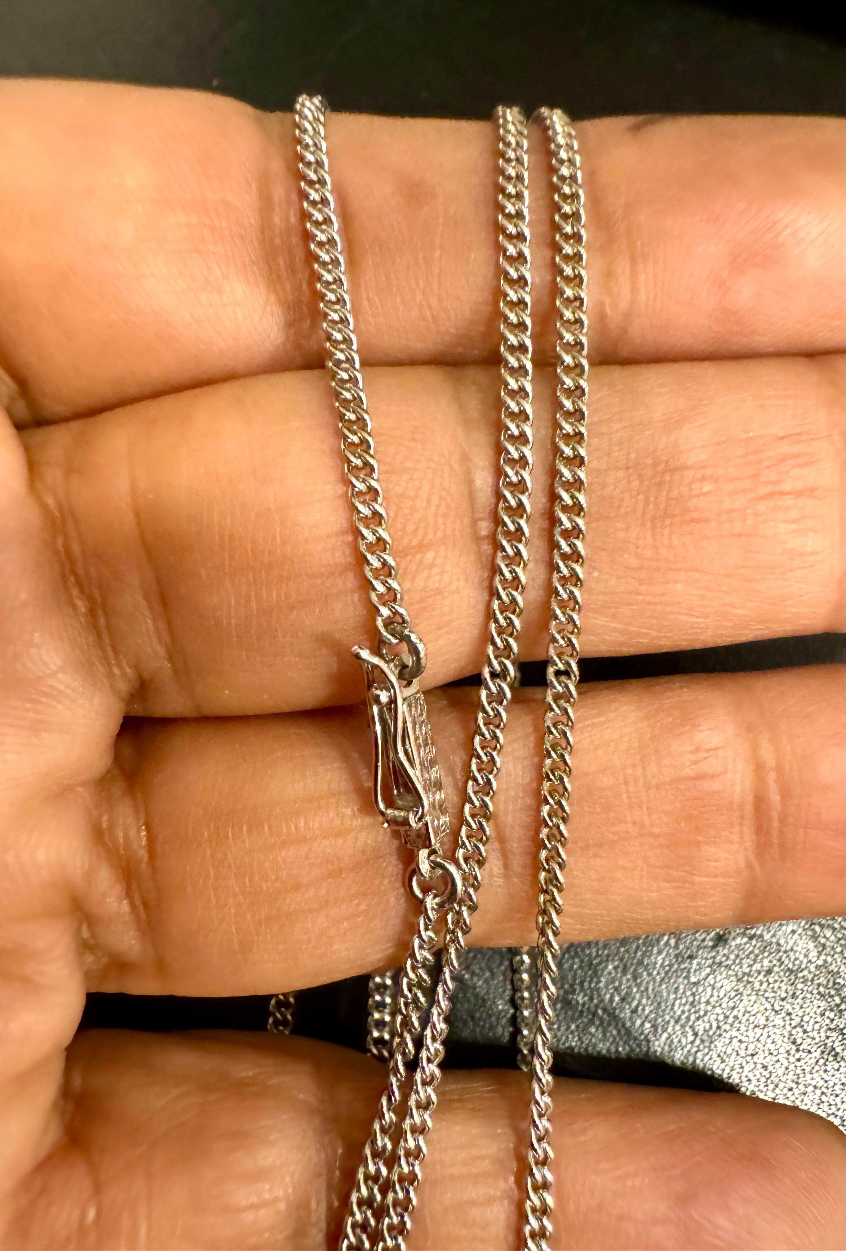 
Per chi è alla ricerca di gioielli in oro autentici e di alta qualità, questa catena Vintage in oro bianco 14 Kt è un must. Realizzata in oro massiccio 14 carati, questa catena è resistente e lussuosa, con un peso di 6,6 grammi.
Ha una larghezza di