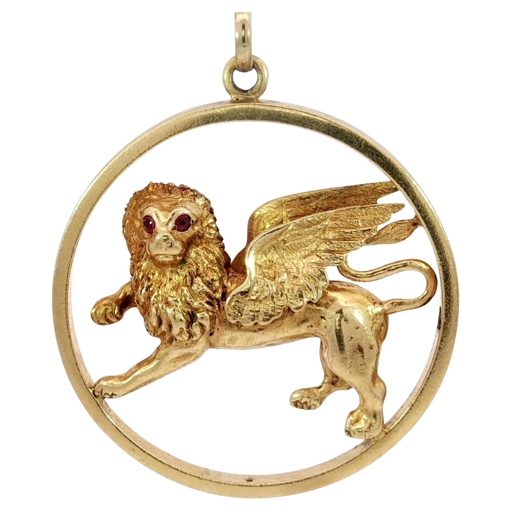 Vintage 14K Sphinx Pendant Yellow Gold 22.5 Grams 1.84" en vente