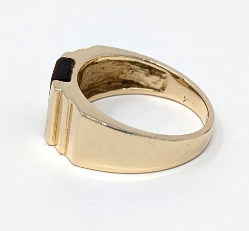 Anello vintage in oro giallo massiccio 14k con occhio di tigre centrale in stile modernista. Si adatta al meglio a un dito di taglia 11,75, misura 10,5 mm nei punti più alti e 3,5 mm in quelli più piccoli. All'interno è presente un marchio di