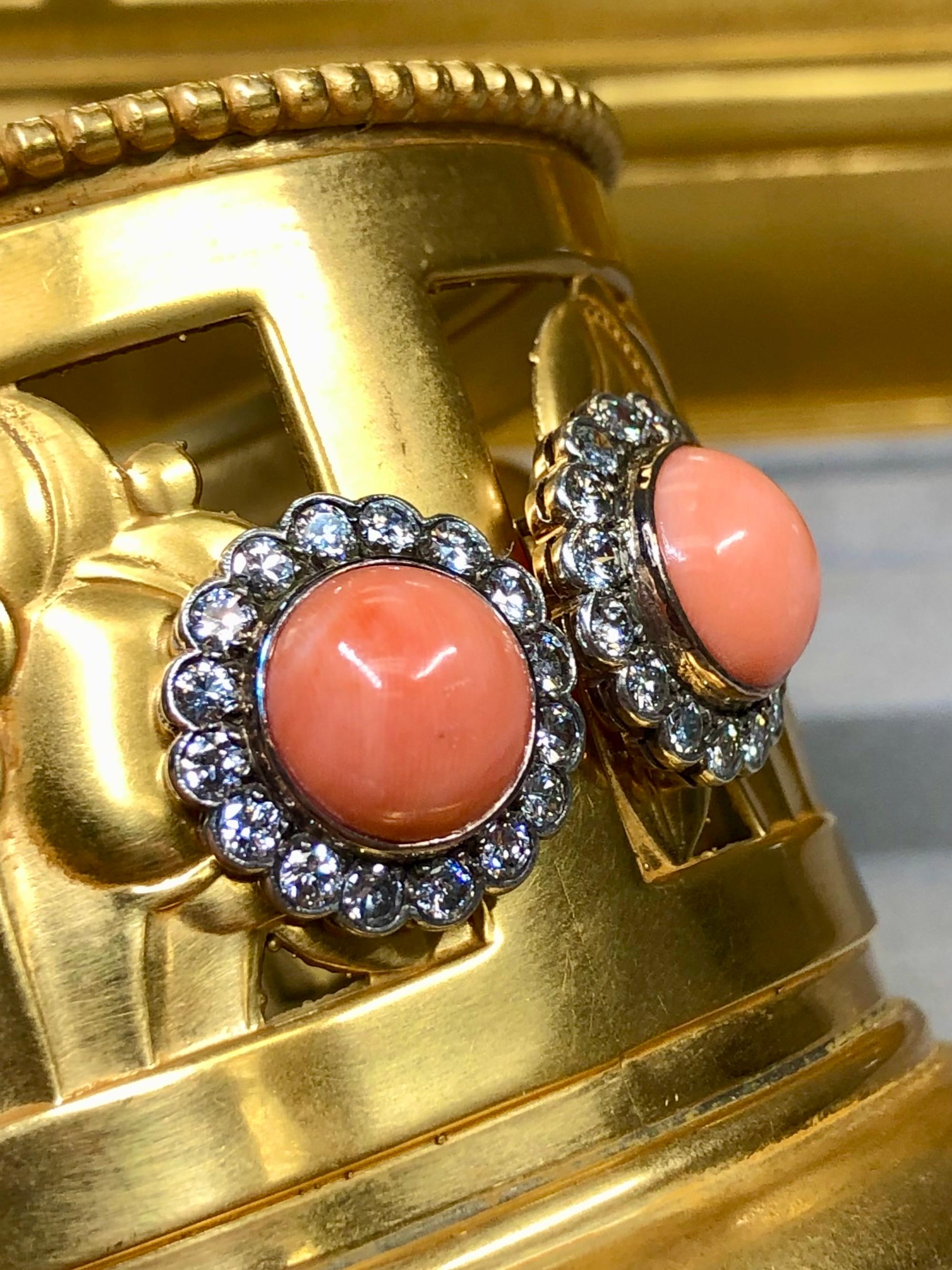 Vintage Ohrringe c. die 1950er Jahre in 14K Gelbgold und Silber getan gekrönt. In der Mitte befinden sich natürliche rosafarbene Cabochons, die von runden Diamanten im Übergangsschliff mit einer Reinheit von H-I Vs1-2 von ca. 3,20 Pfund umgeben