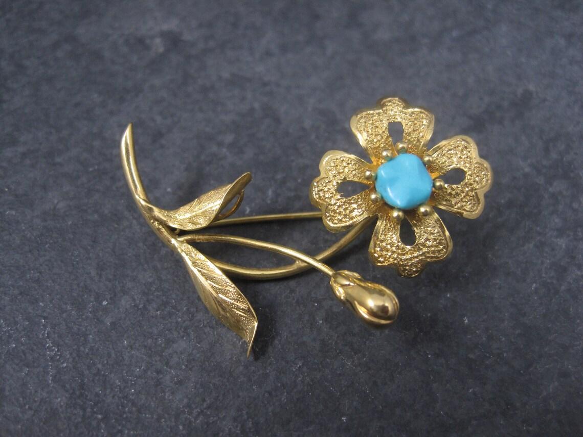 This gorgeous vintage brooch is 14k yellow gold.
It features a natural, carved sleeping beauty turquoise.

Measurements: 1 by 1 5/8 inches

Marks: 14K

Condition: Excellent