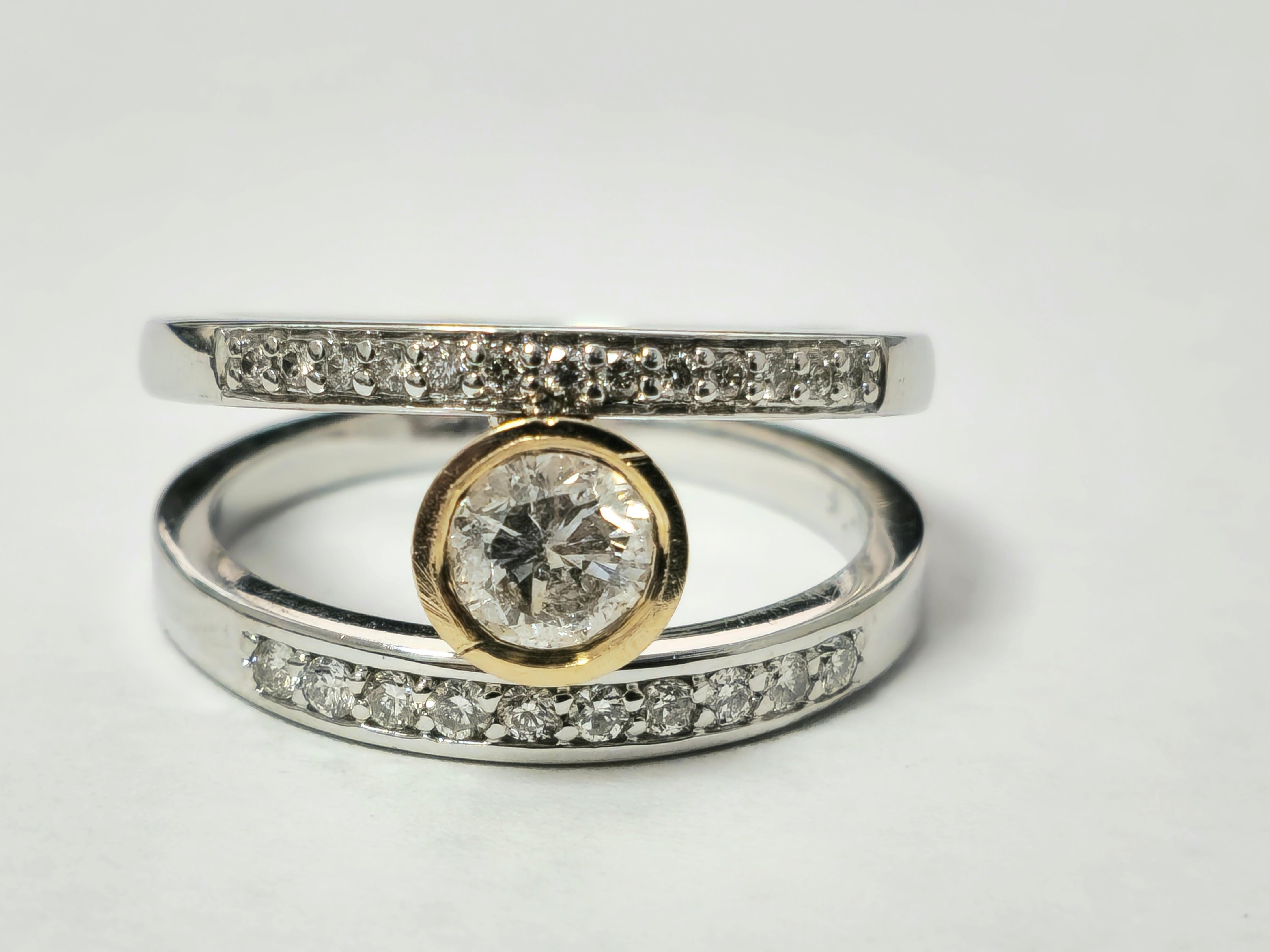 Vintage 14K two tone, 0.76ct Diamond Engagement Ring In Excellent Condition For Sale In Miami, FL