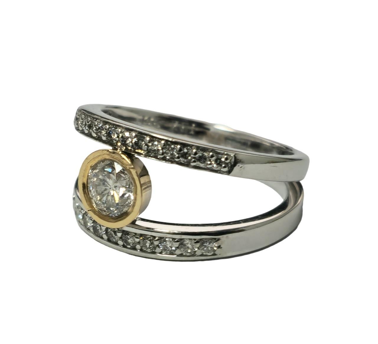 Vintage 14K two tone, 0.76ct Diamond Engagement Ring In Excellent Condition For Sale In Miami, FL