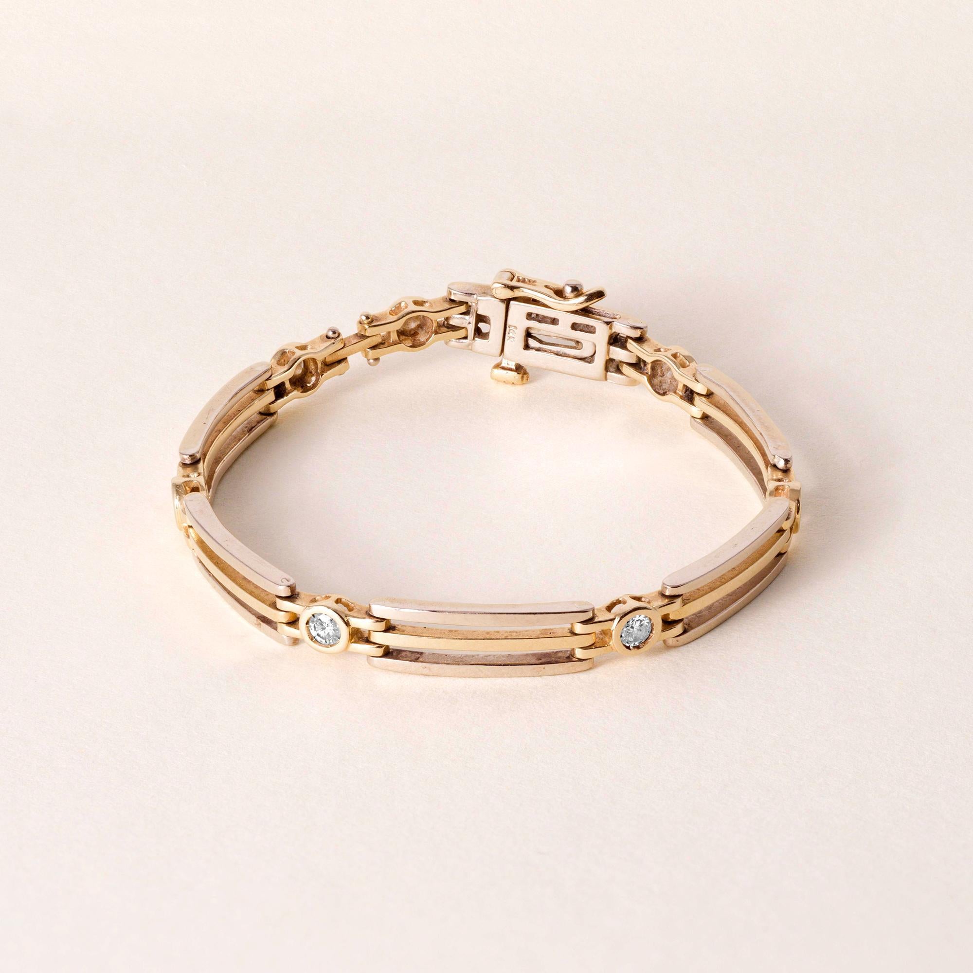 Se trata de una pulsera vintage de eslabones con diamantes engastados en bisel
Alrededor de 1990
Detalles
Pulsera de tres líneas de oro de 2 tonos con 7 diamantes brillantes redondos
con un peso de ~0,75 quilates
H/I SI1
Mide 15 cm de longitud
14.6