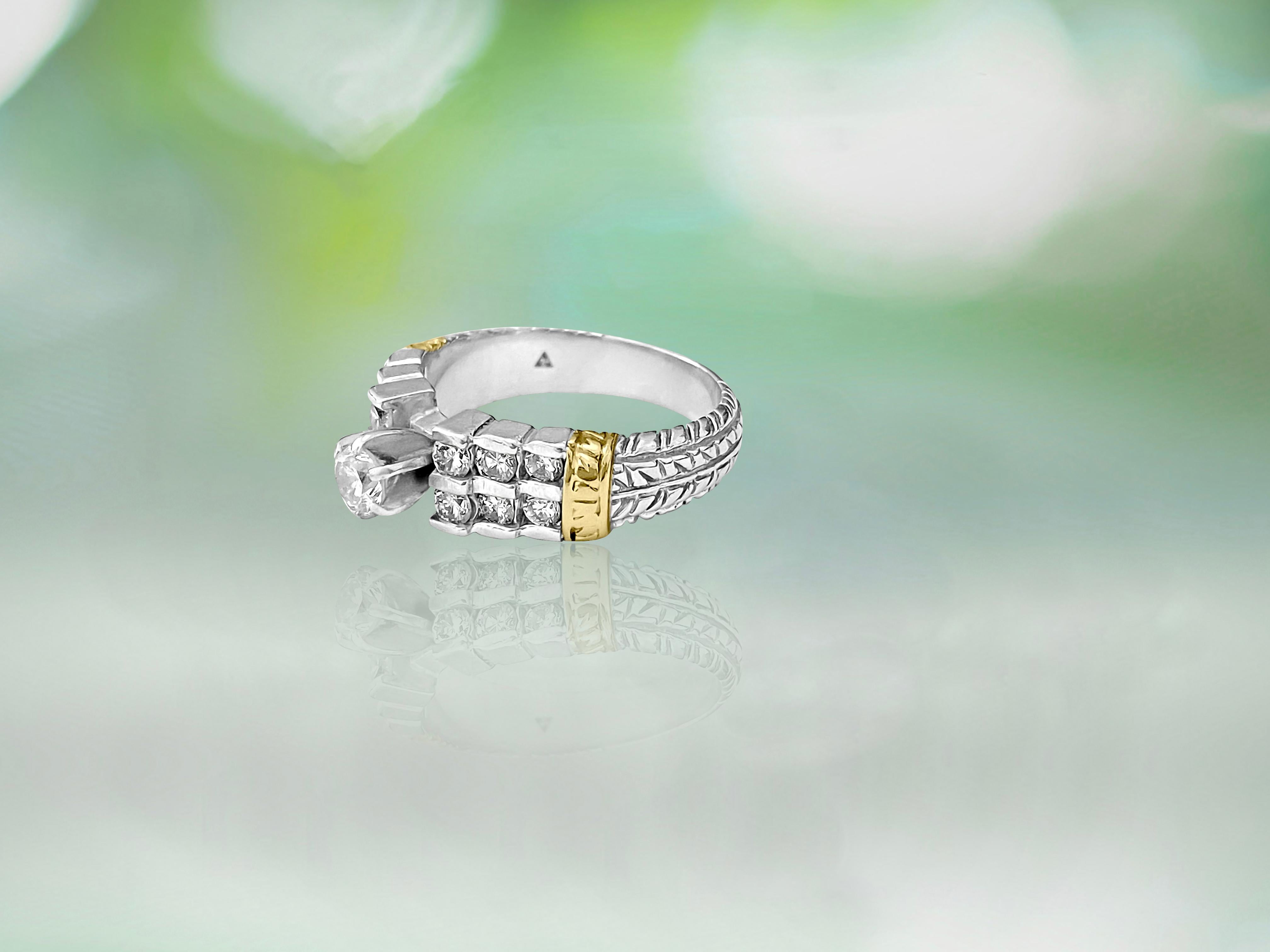 Dieser Ring aus 14 Karat Weiß- und Gelbgold in einem atemberaubenden zweifarbigen Design verfügt über einen funkelnden 0,28-Karat-Diamanten in der Mitte, der von 0,35-Karat-Diamanten an den Seiten ergänzt wird, insgesamt also 0,63 Karat. Mit