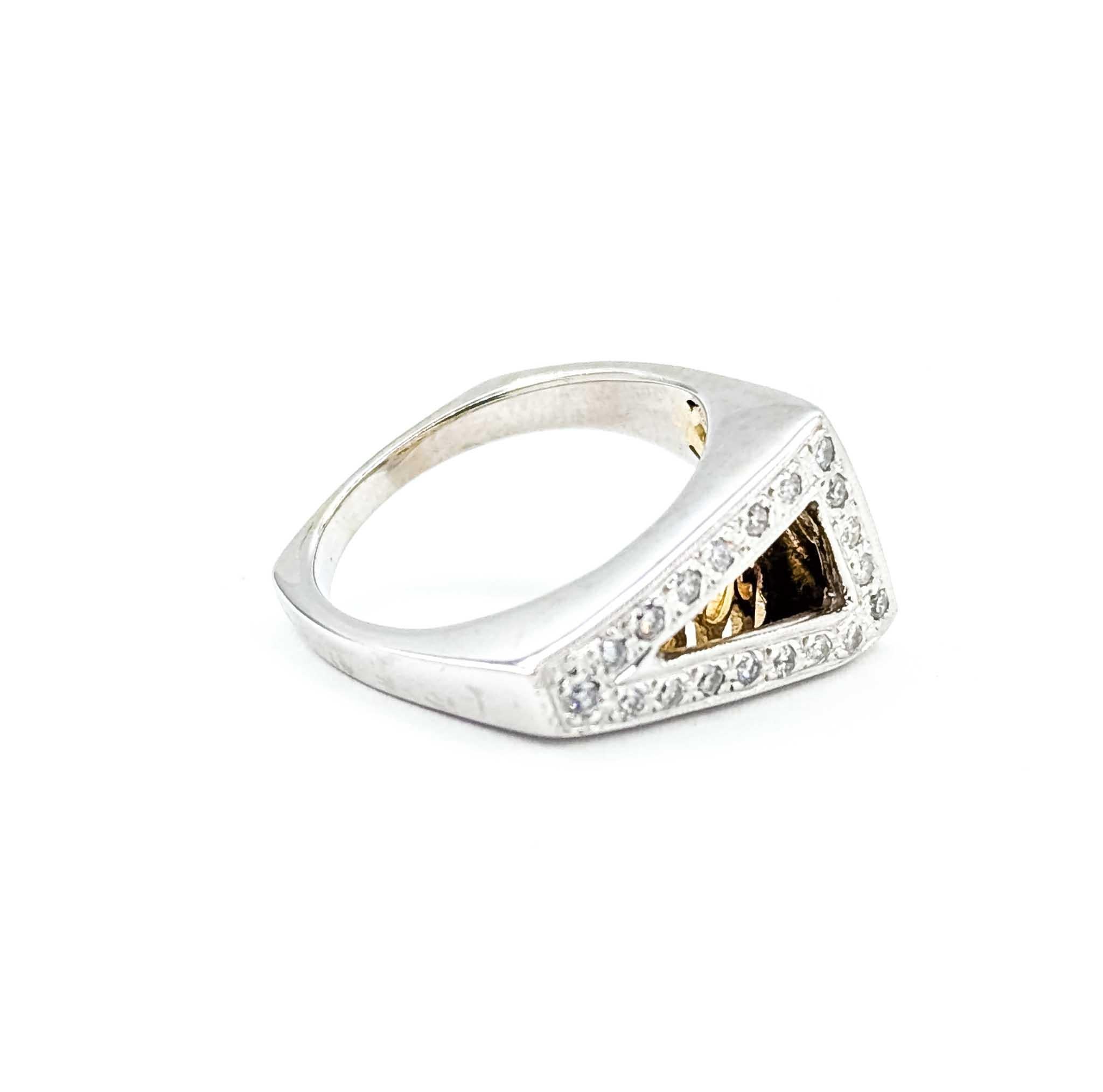 Dieser auffällige Vintage-Ring ist aus zweifarbigem 14-karätigem Gold gefertigt und mit runden Brillanten von 0,25 Karat besetzt. Das Design besteht aus einem geometrischen, dreieckigen Rahmen, der mit Diamanten akzentuiert ist und ein verziertes