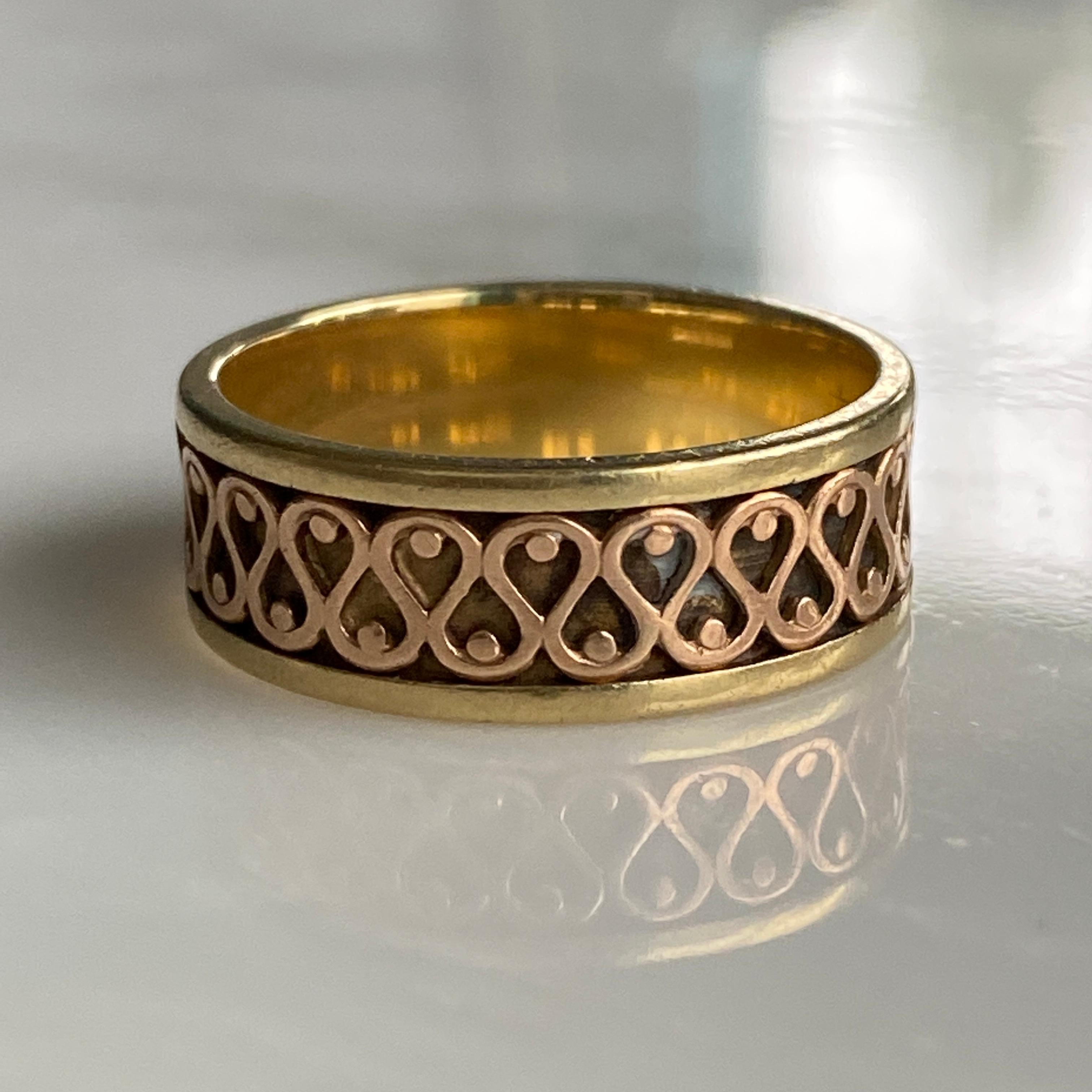 Details:
Lovely vintage two-tone 14K gold band. Would make a lovely wedding band, or simply a great ring for any occasion!! The beautiful two-tone pattern goes all the way around the entire band in 14K yellow and rose gold. The hallmarks on the
