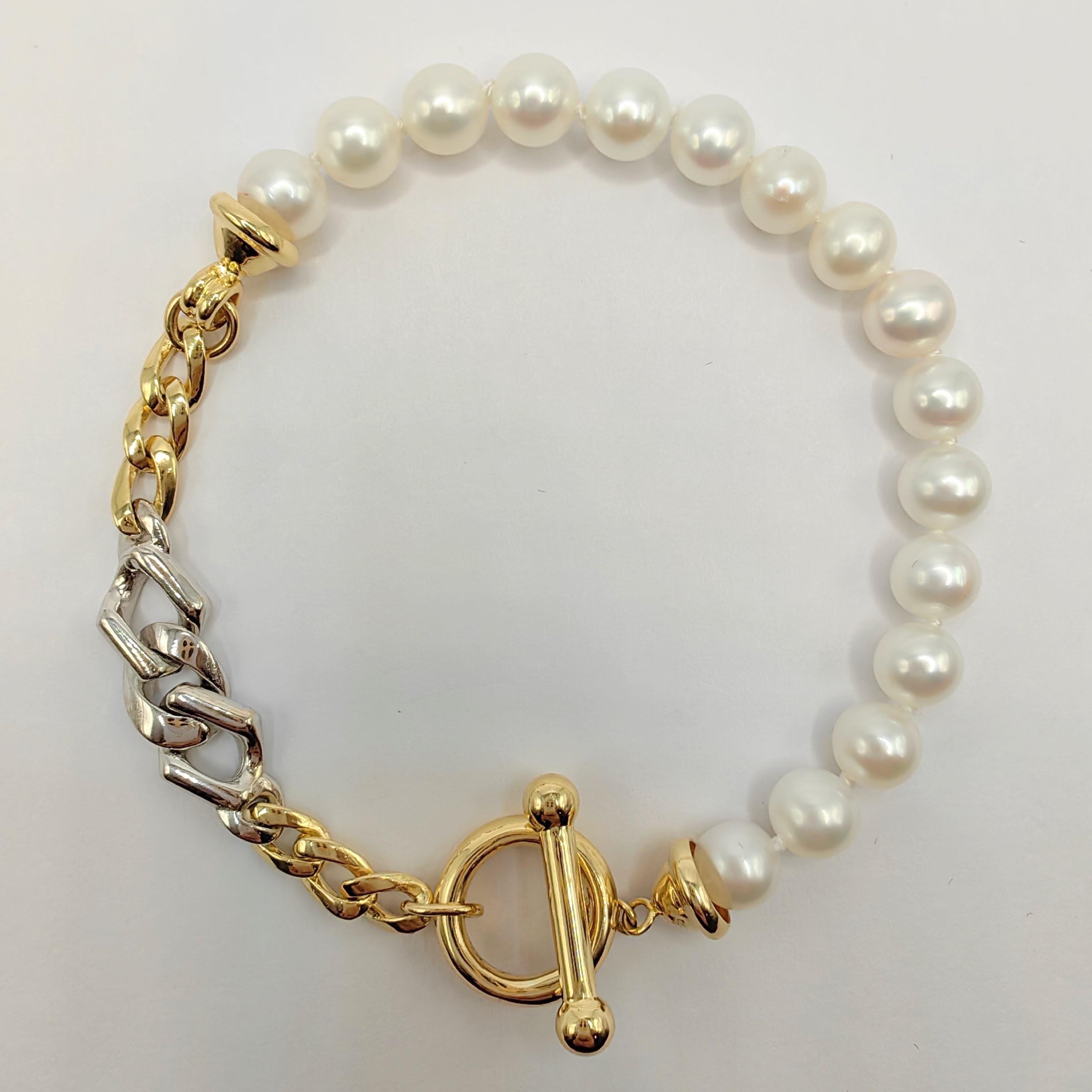 Immergiti nell'incantevole mondo del glamour d'epoca con il nostro bracciale vintage con catena di perle in oro giallo e bianco 14 carati con chiusura a ginocchiera. Questo straordinario pezzo mostra la perfetta fusione di storia, charme e