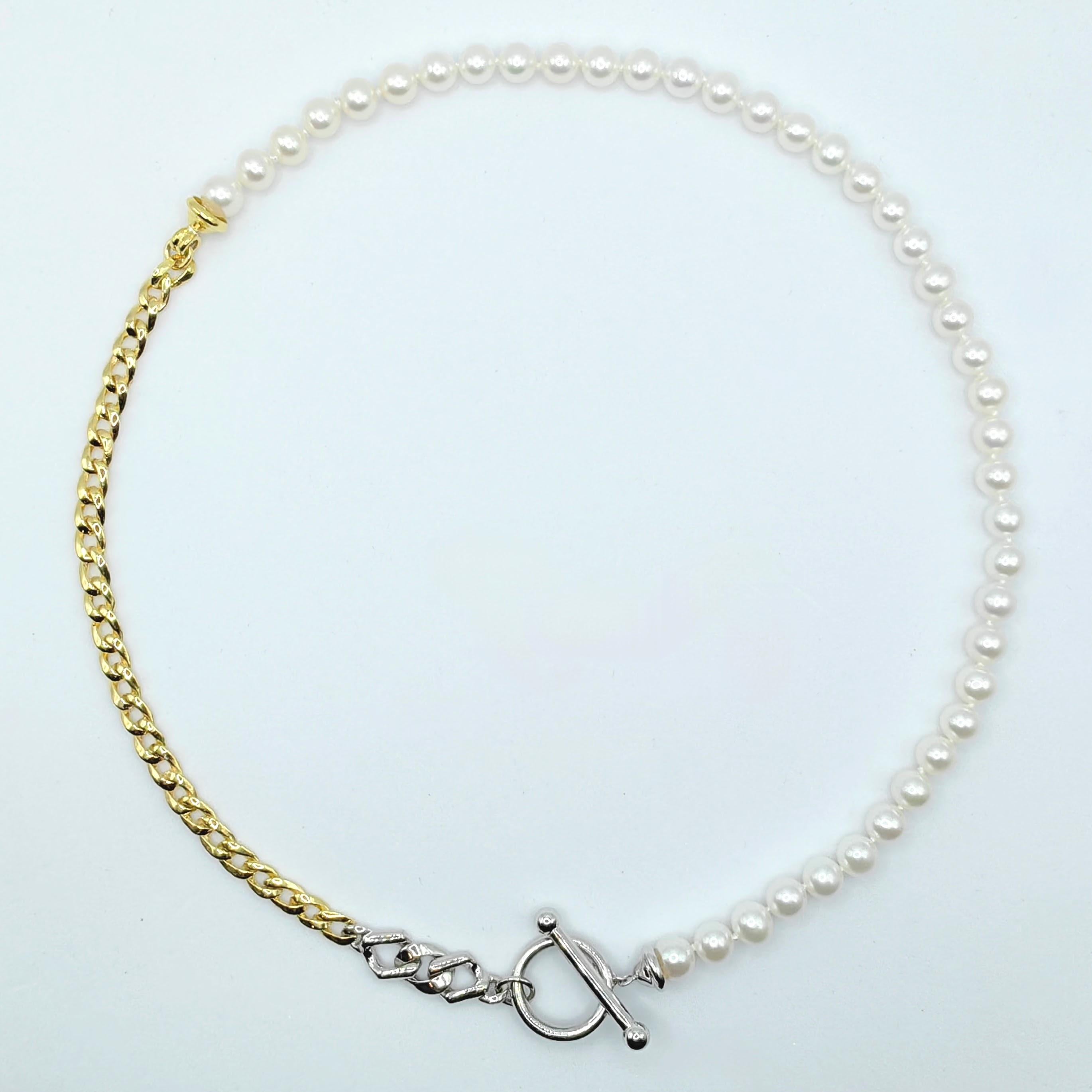 Ti presentiamo la nostra versatile collana con catena di perle in oro giallo e bianco bicolore Vintage 14K con chiusura a ginocchiera: un pezzo davvero accattivante che offre infinite possibilità di mettere in mostra il tuo stile unico. Questa