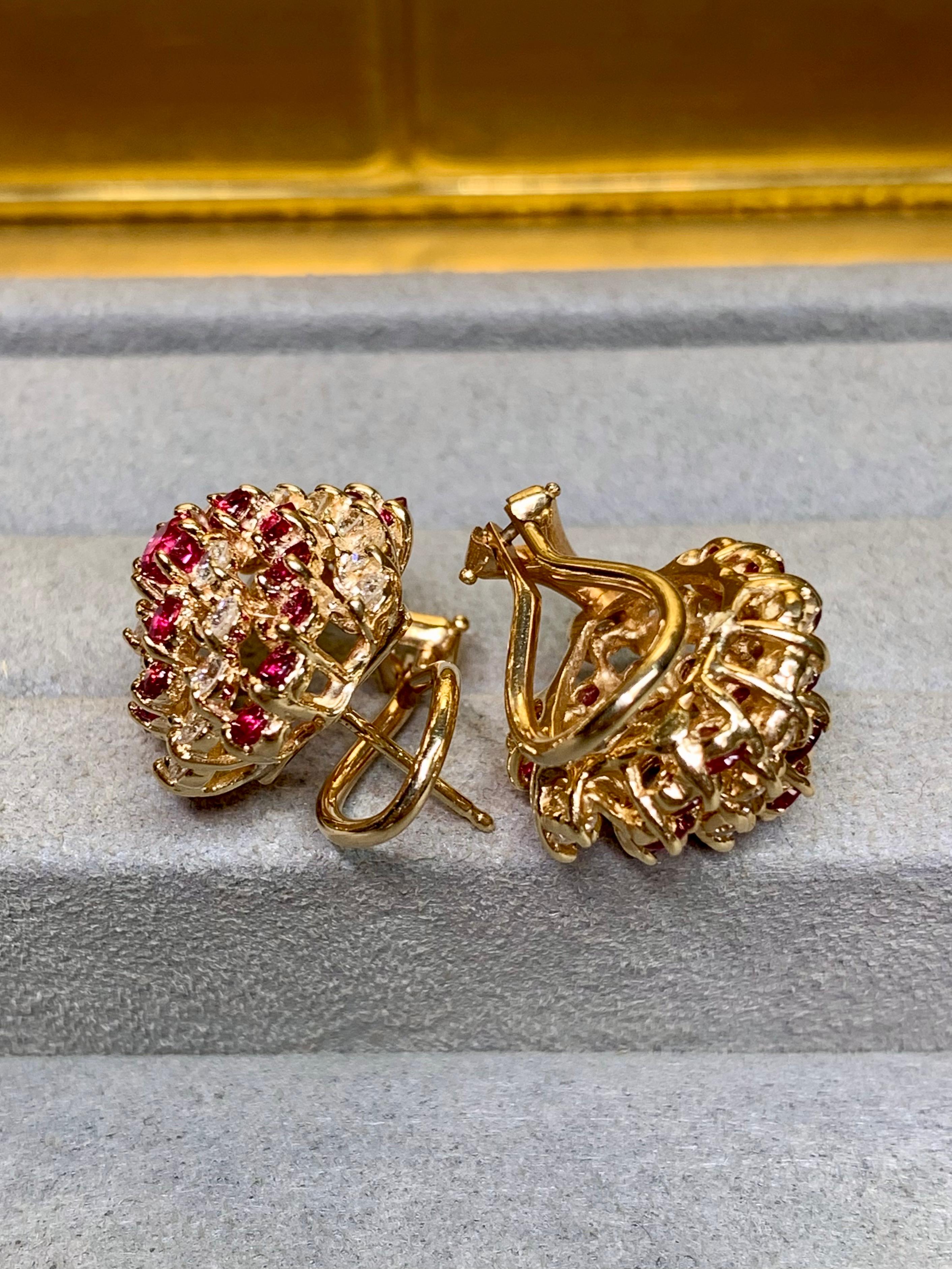 Vintage 14K Vivid Ruby Diamond Swirl Omega zurück Huggie Ohrringe 4,20ctw (Zeitgenössisch) im Angebot