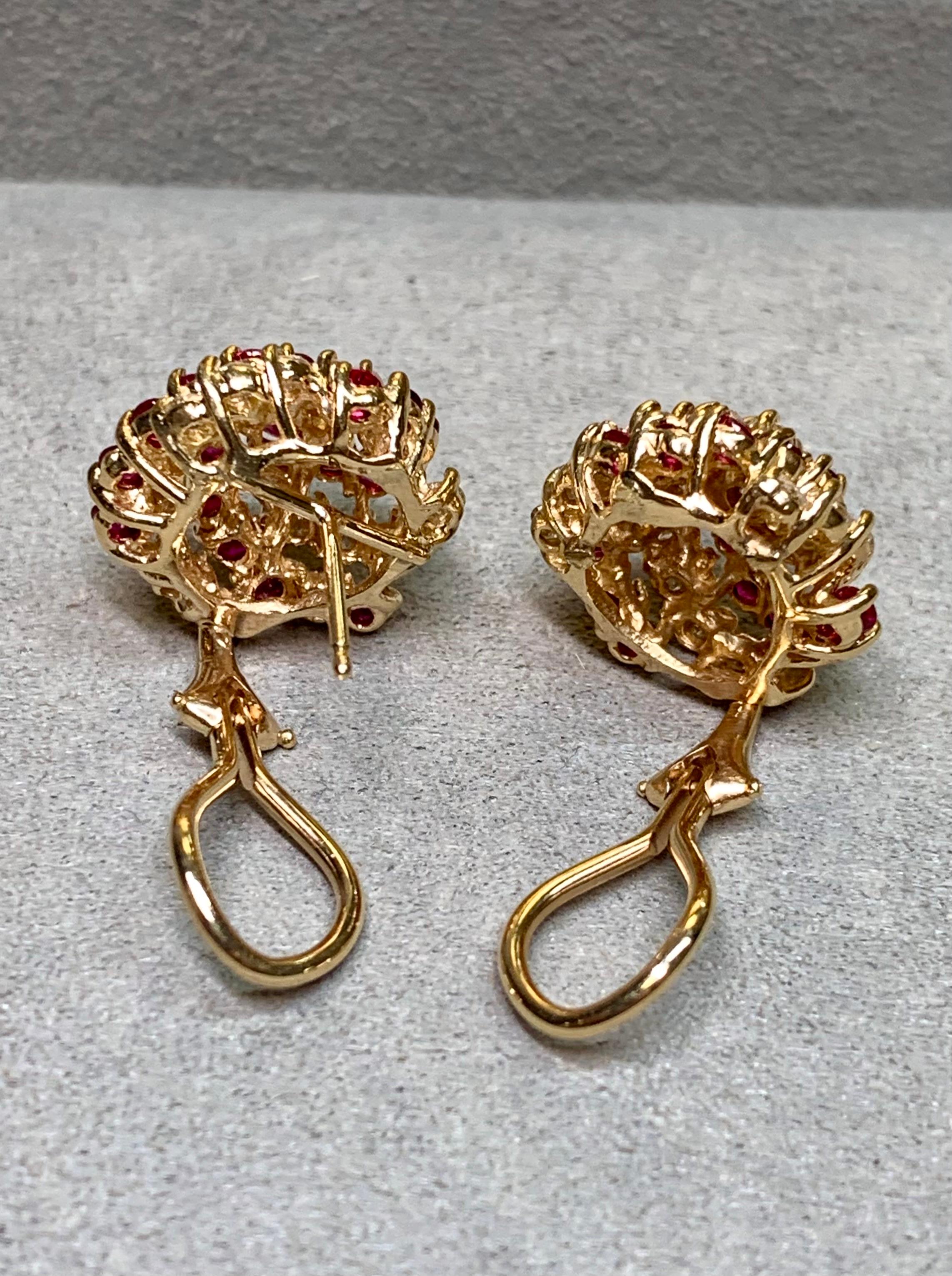 Vintage 14K Vivid Ruby Diamond Swirl Omega zurück Huggie Ohrringe 4,20ctw (Rundschliff) im Angebot