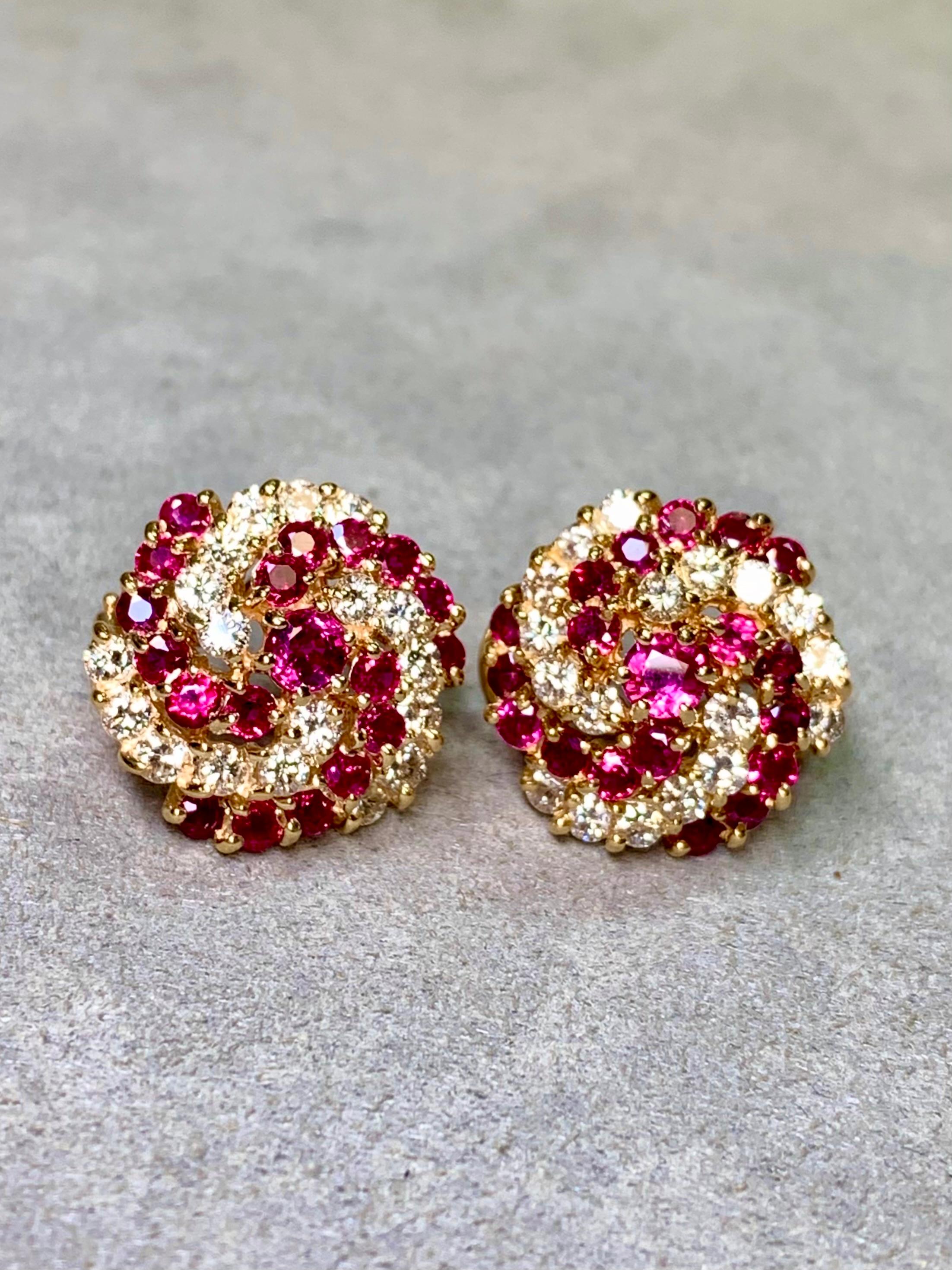 Vintage 14K Vivid Ruby Diamond Swirl Omega zurück Huggie Ohrringe 4,20ctw im Zustand „Gut“ im Angebot in Winter Springs, FL