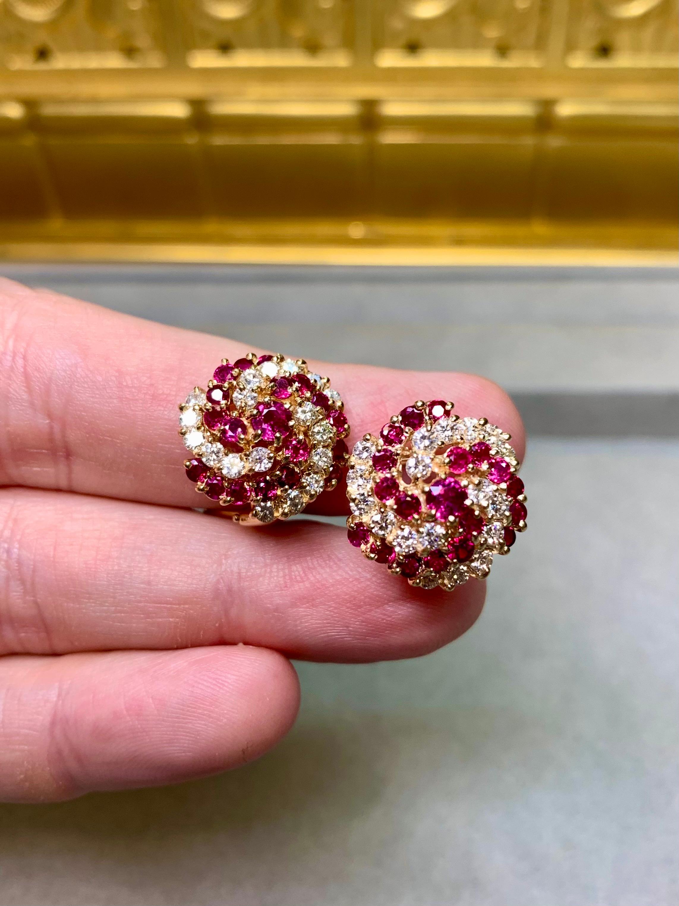 Vintage 14K Vivid Ruby Diamond Swirl Omega zurück Huggie Ohrringe 4,20ctw für Damen oder Herren im Angebot