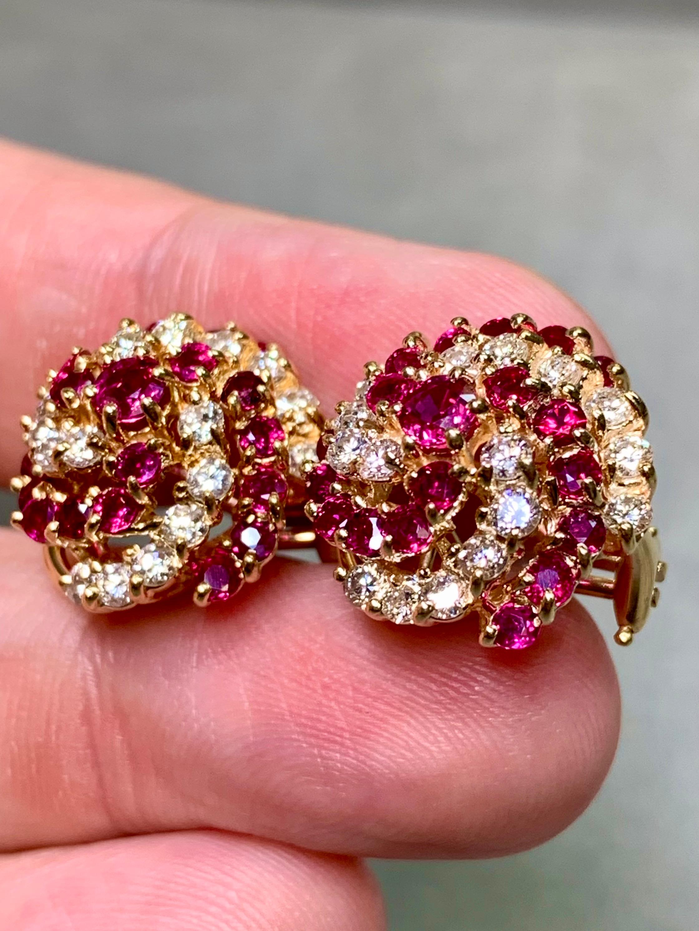 Vintage 14K Vivid Ruby Diamond Swirl Omega zurück Huggie Ohrringe 4,20ctw im Angebot 1
