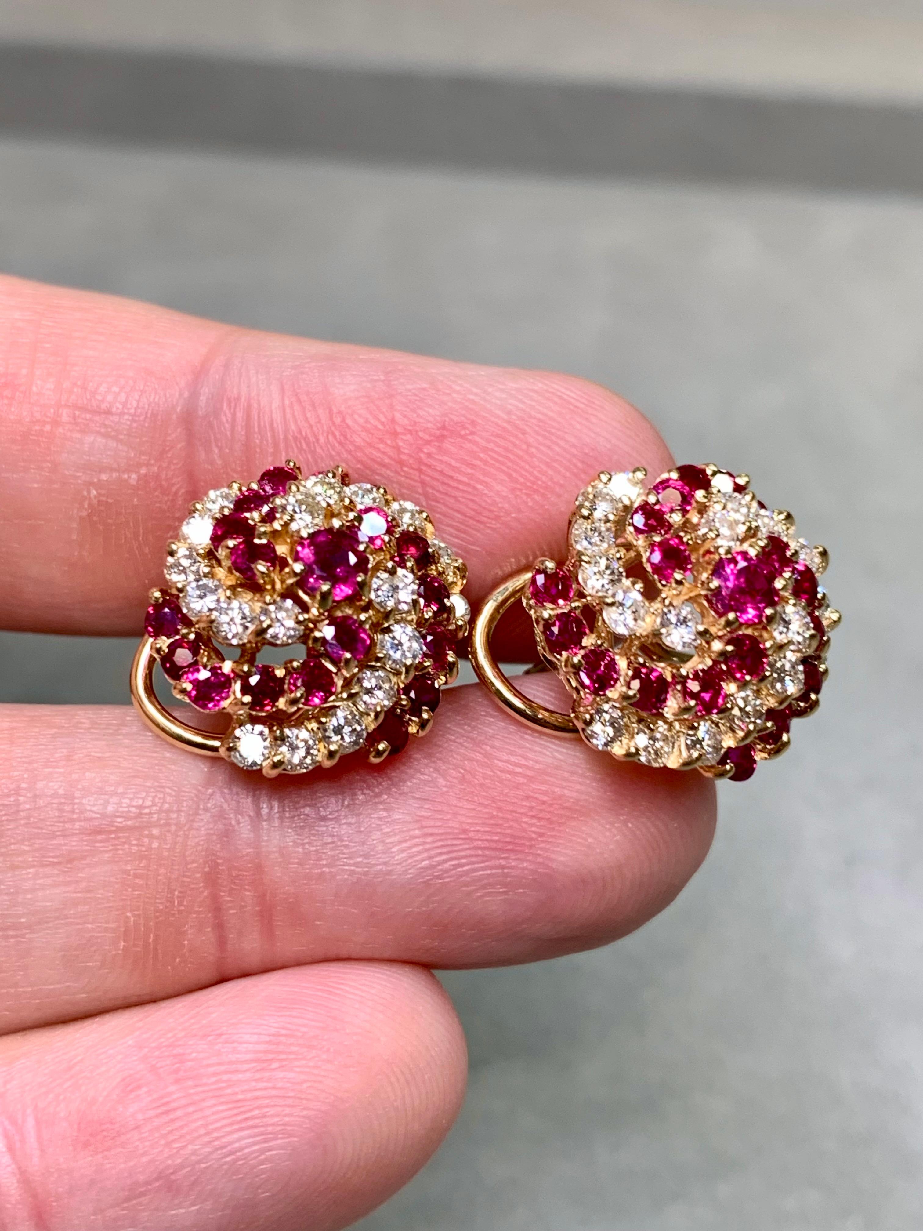 Vintage 14K Vivid Ruby Diamond Swirl Omega zurück Huggie Ohrringe 4,20ctw im Angebot 2