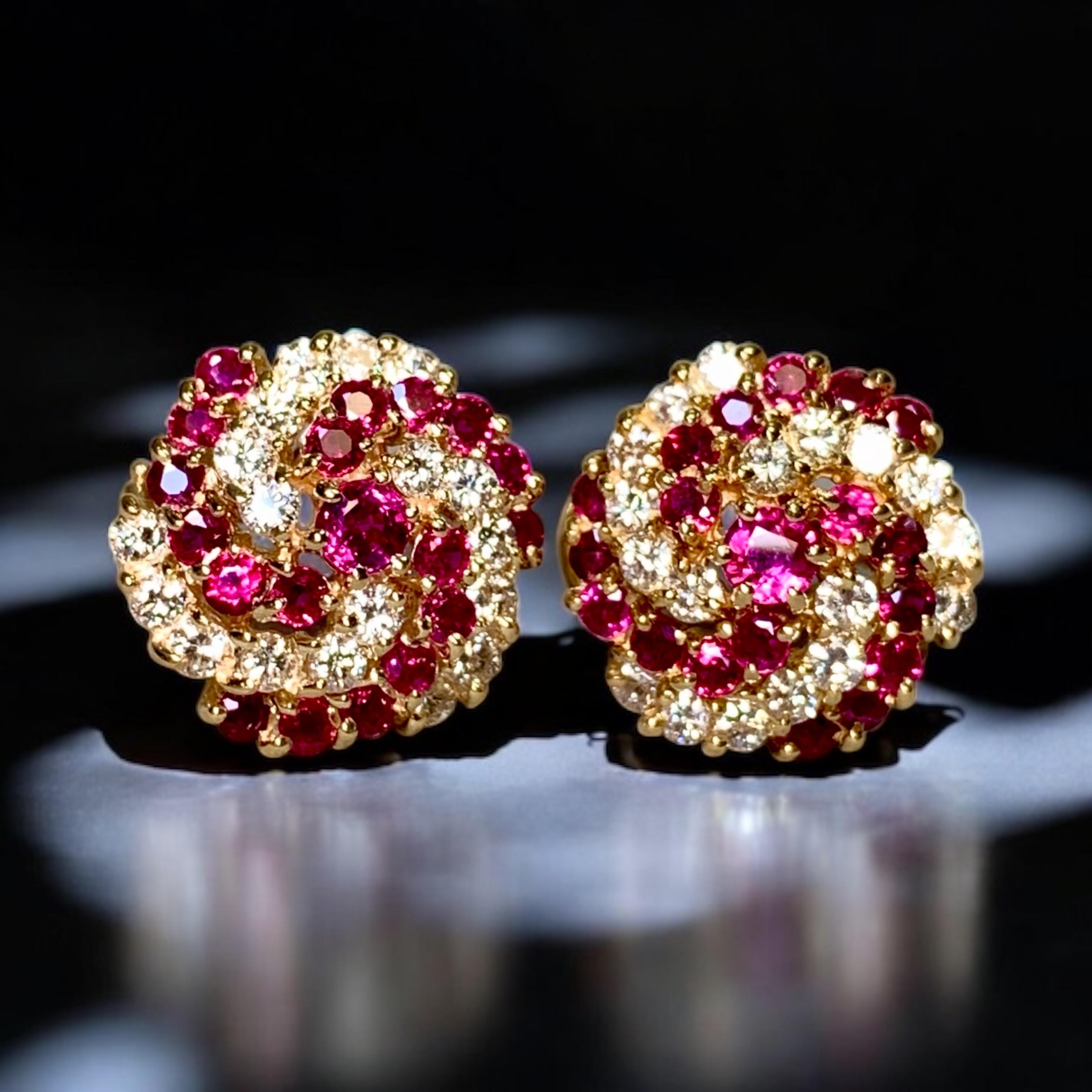 Vintage 14K Vivid Ruby Diamond Swirl Omega zurück Huggie Ohrringe 4,20ctw im Angebot 3