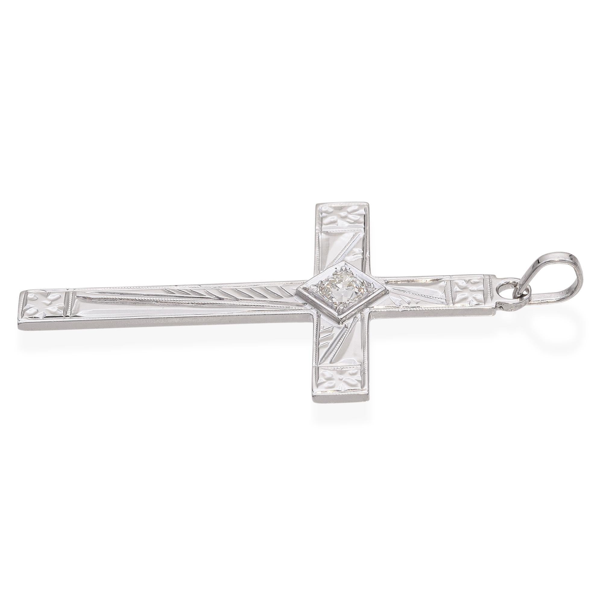 Or blanc 14 carats vintage 0,22 carat Pendentif croix gravée en diamant Bon état - En vente à New York, NY