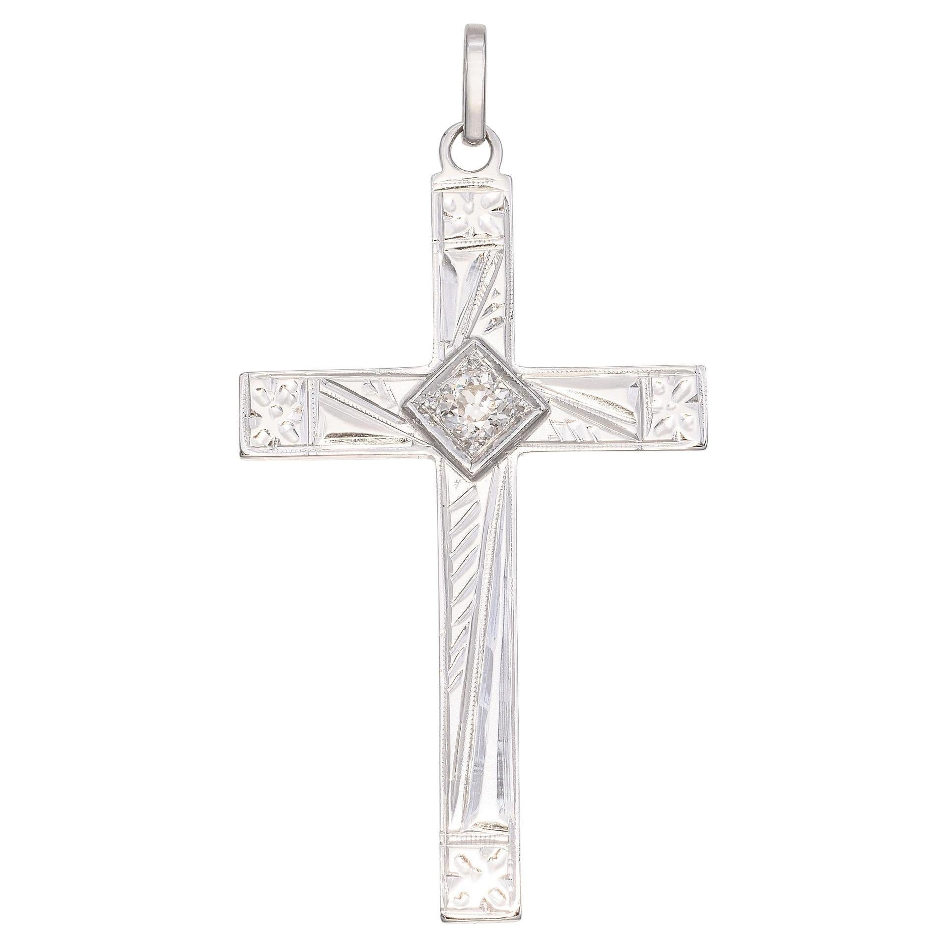 Or blanc 14 carats vintage 0,22 carat Pendentif croix gravée en diamant en vente