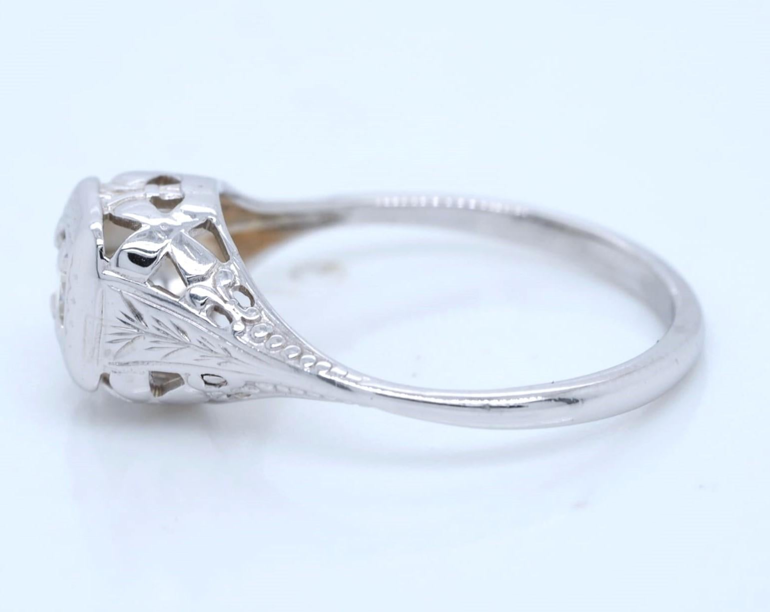 Vintage 14K White Gold 0.25 ct Round Cut Diamond Engagement Ring In Good Condition For Sale In Addison, TX