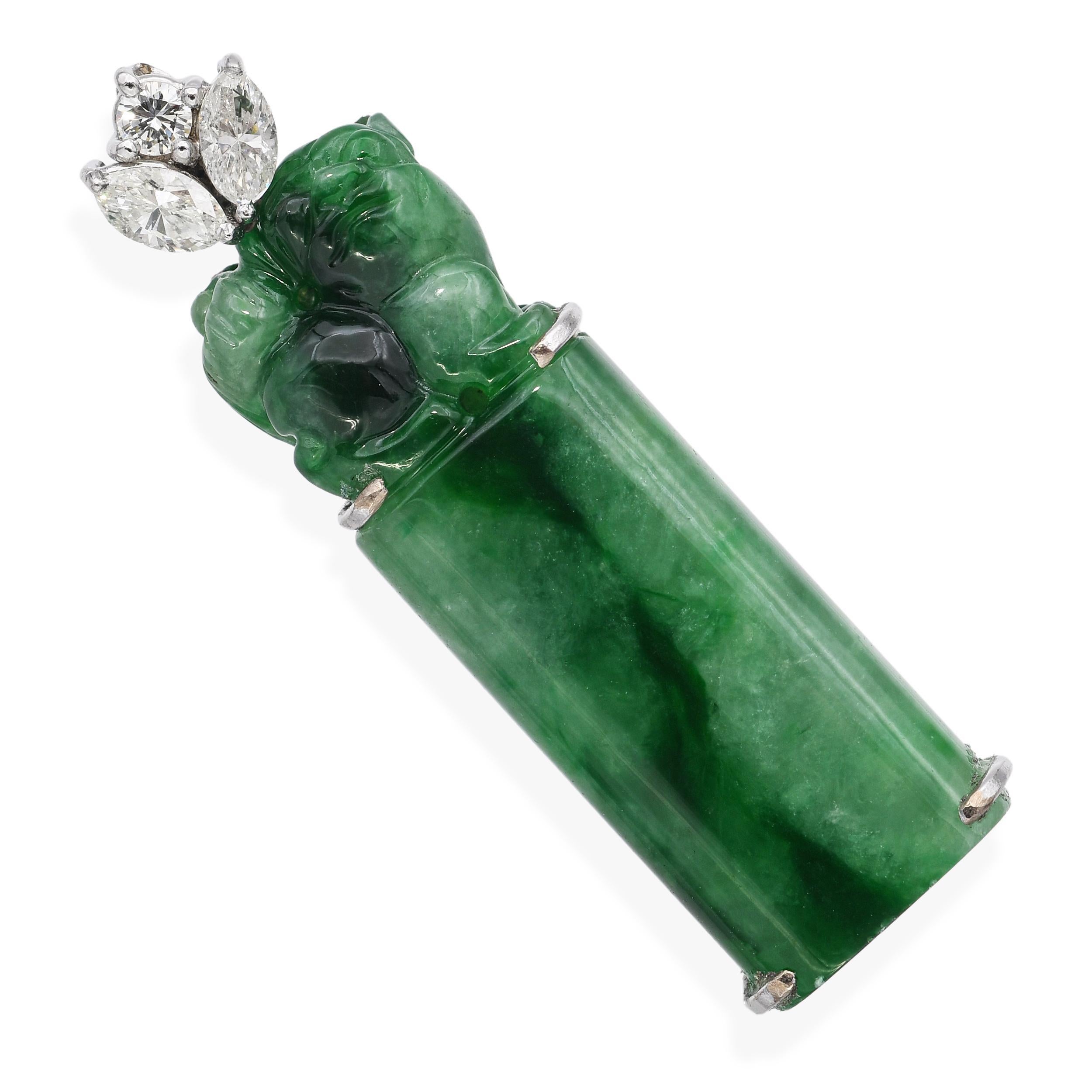 Dieser elegante Vintage-Anhänger ist aus 14-karätigem Weißgold gefertigt und verfügt über einen glatten, farbenprächtigen Jadekern, der von funkelnden Diamanten von insgesamt 0,25 Karat akzentuiert wird. Das sanfte Grün der Jade steht in schönem