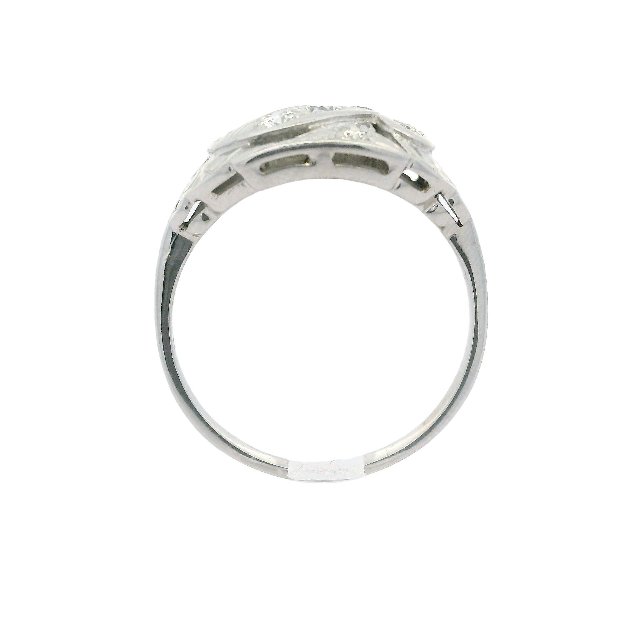 Detaillierter Vintage-Ring aus 14 Karat Weißgold mit 0,30 Karat Diamanten in hoher Qualität im Angebot 5