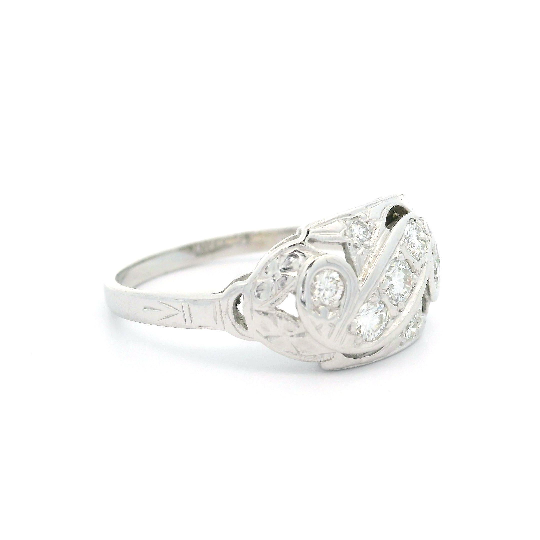 Detaillierter Vintage-Ring aus 14 Karat Weißgold mit 0,30 Karat Diamanten in hoher Qualität im Angebot 7